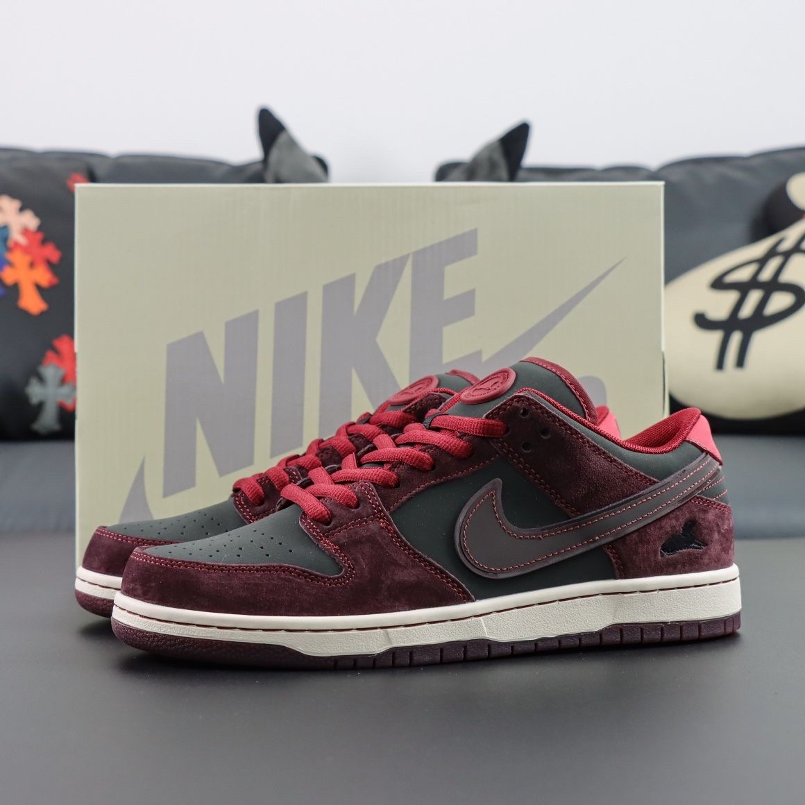 Nike x Riot Skateshop SB Dunk Low Pro Mahogany and Team Red 착용 스타일 - 2