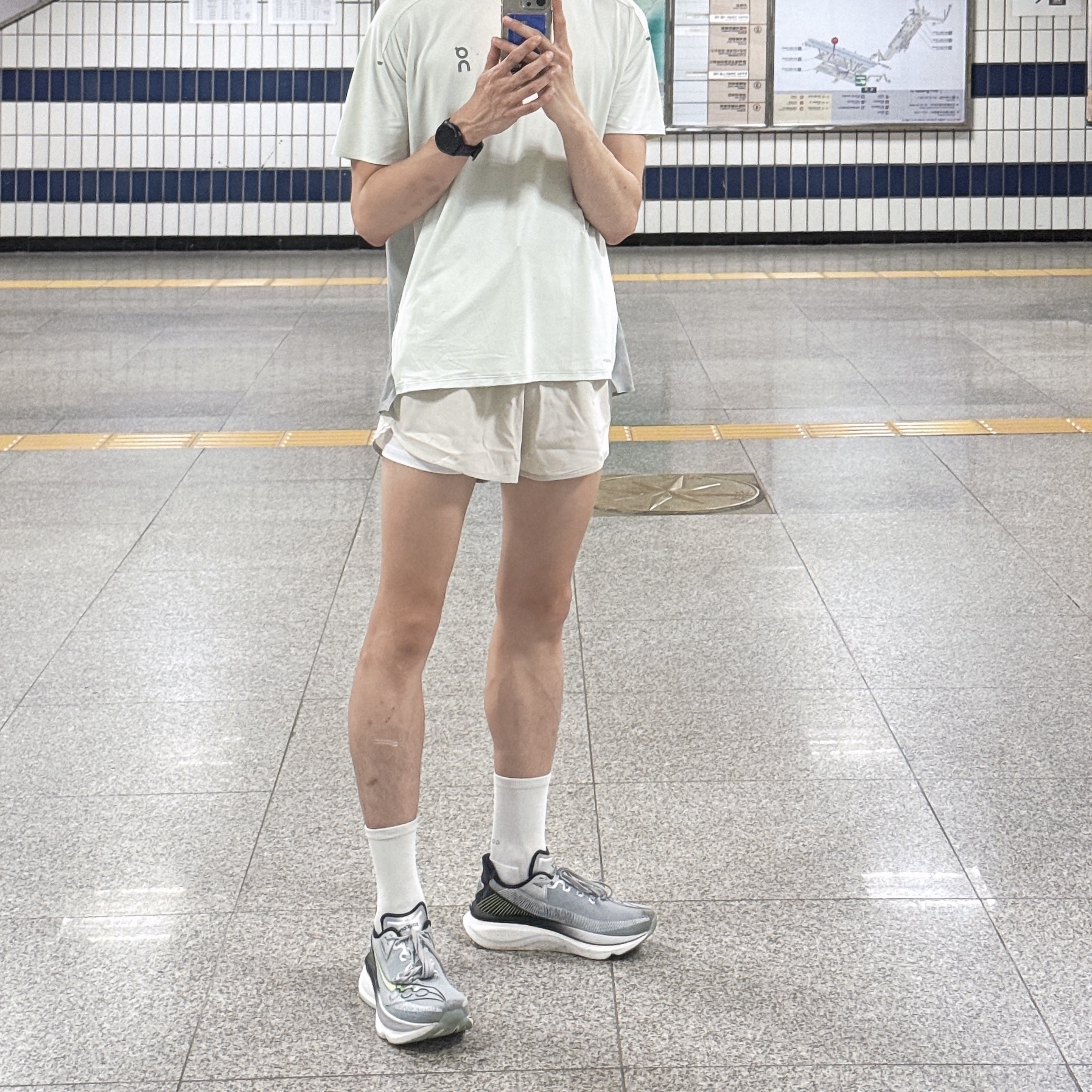 On Running Performance T-Shirt Iceberg Tin, Saucony Endorphin Azura Silver Black 착용 스타일