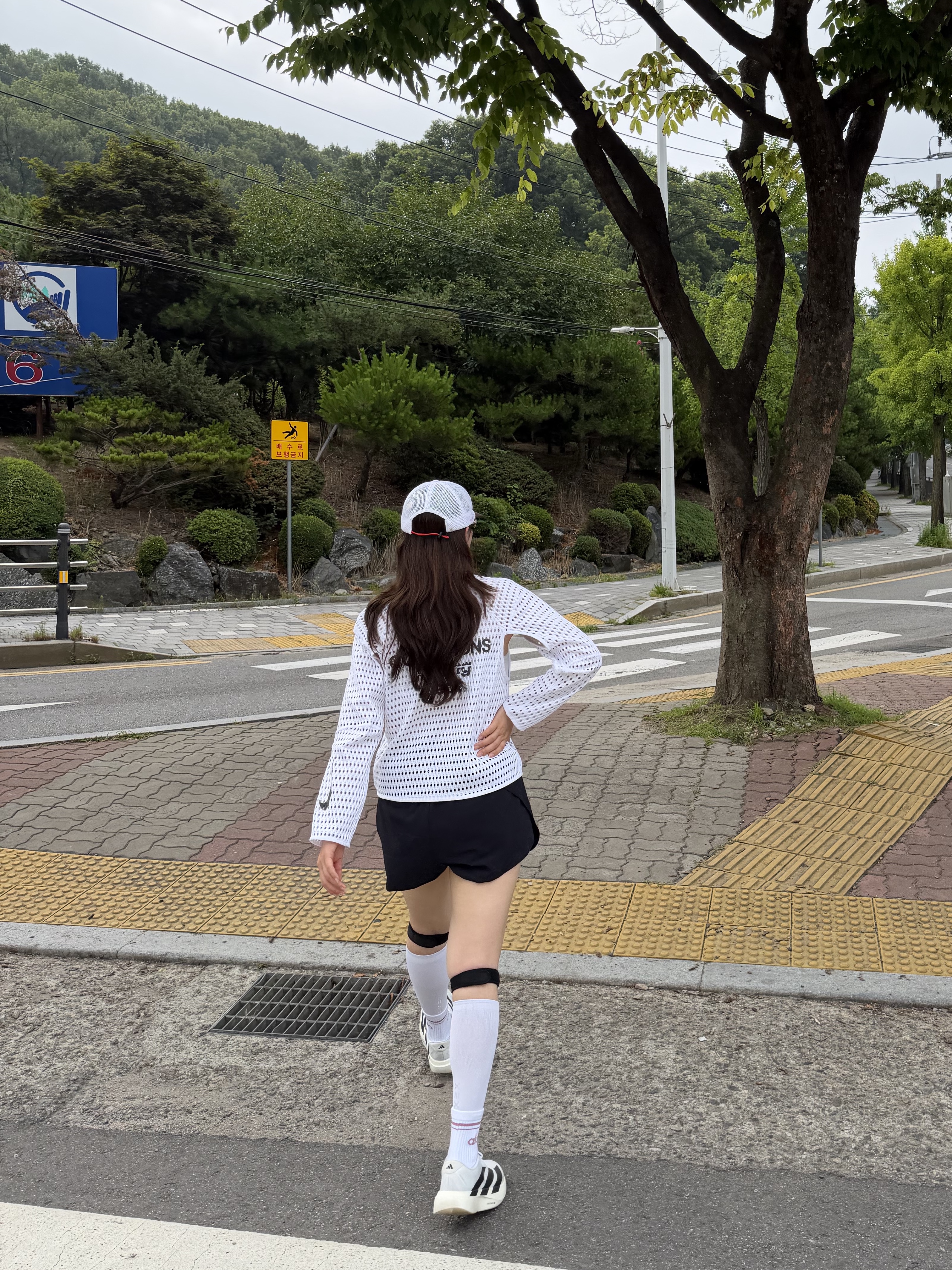 (W) Nike ACG Radical Airflow NXT White Anthracite - Asia, Alex Zono Running Loves You Trucker White 착용 스타일 - 3