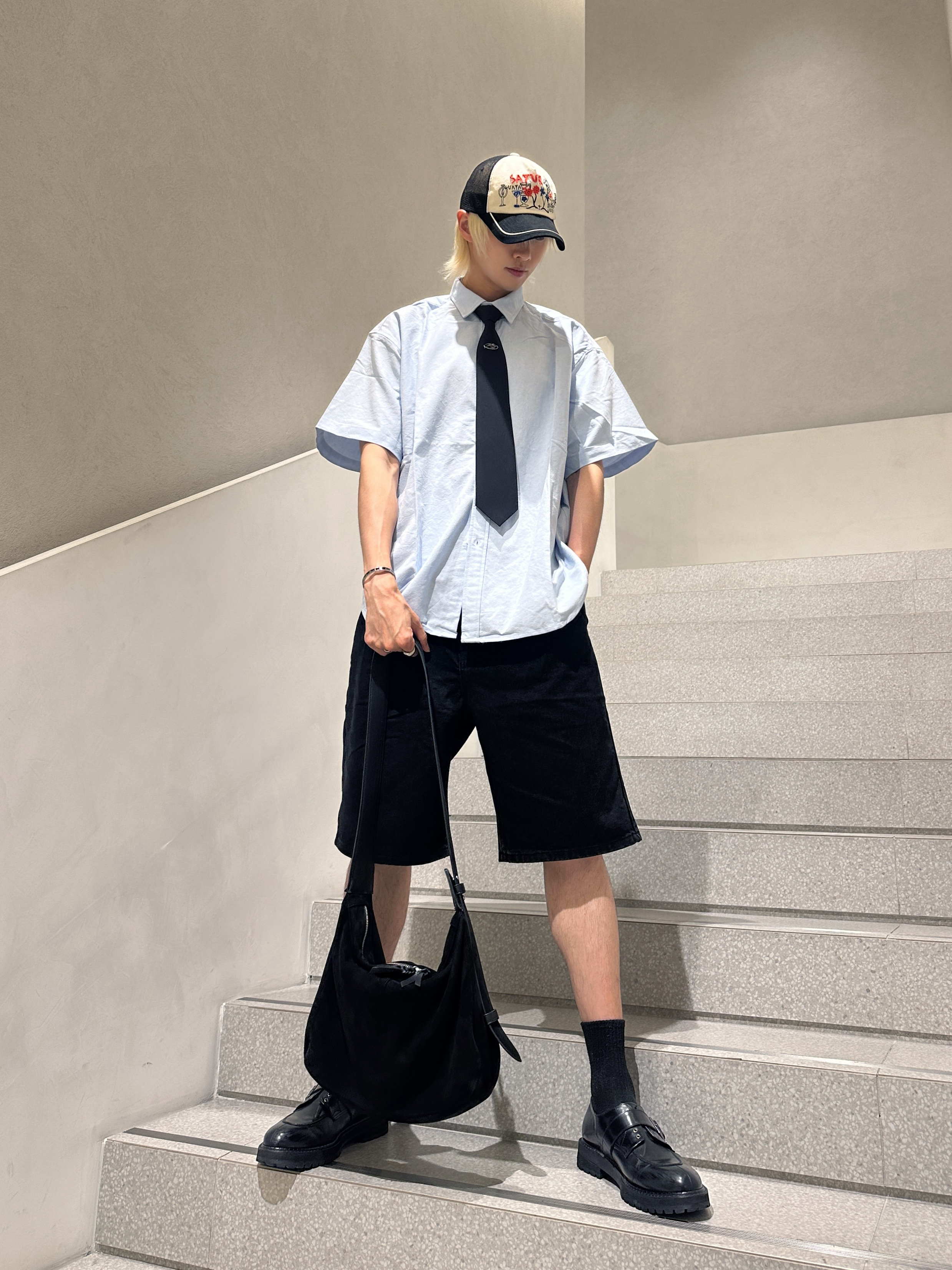[KREAM 단독][니티드X림박스] Knitted Relaxed Washing Denim Two-Tuck Cinch Back Shorts Black 착용 스타일 - 1