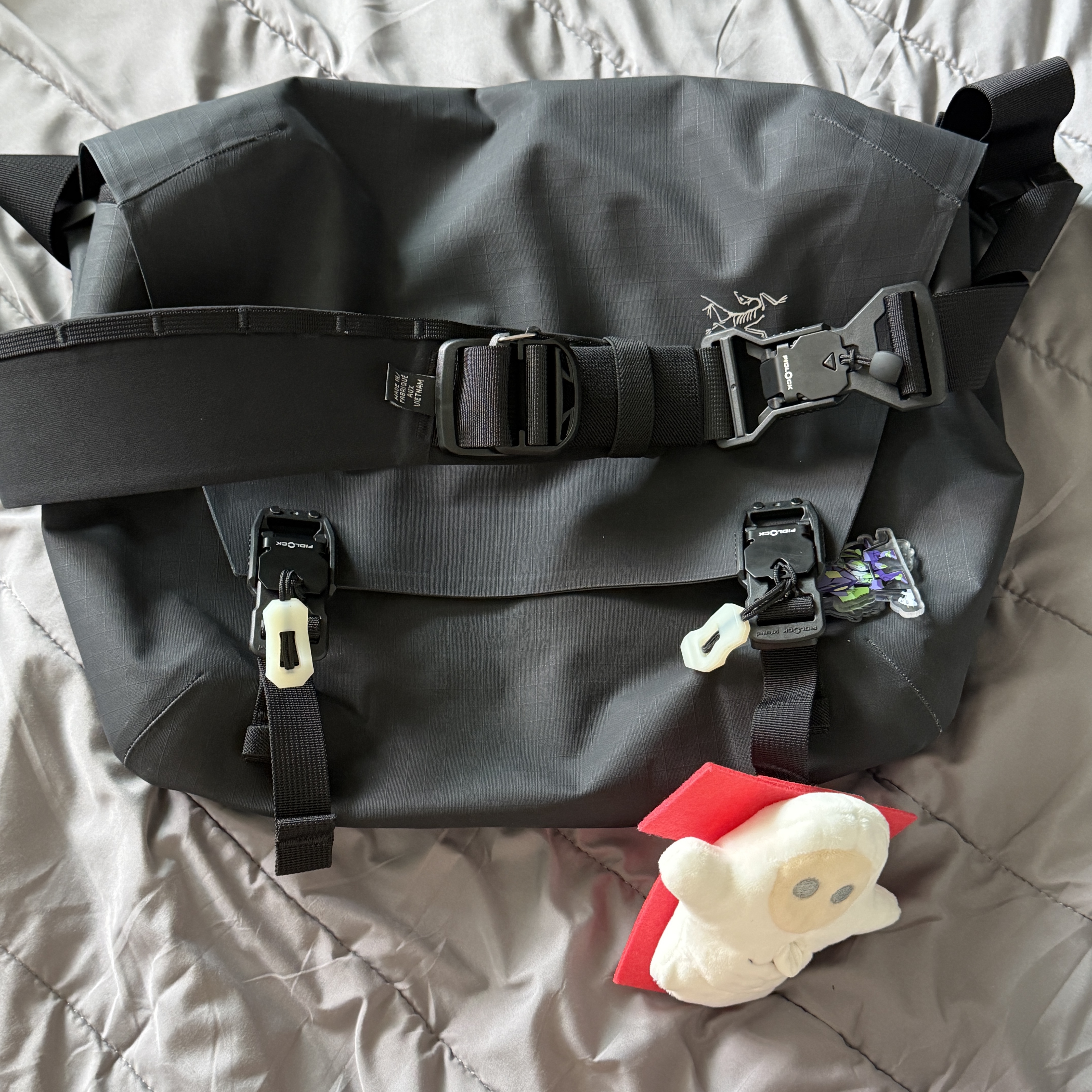 Arc'teryx Granville 10 Carrier Bag Black 착용 스타일