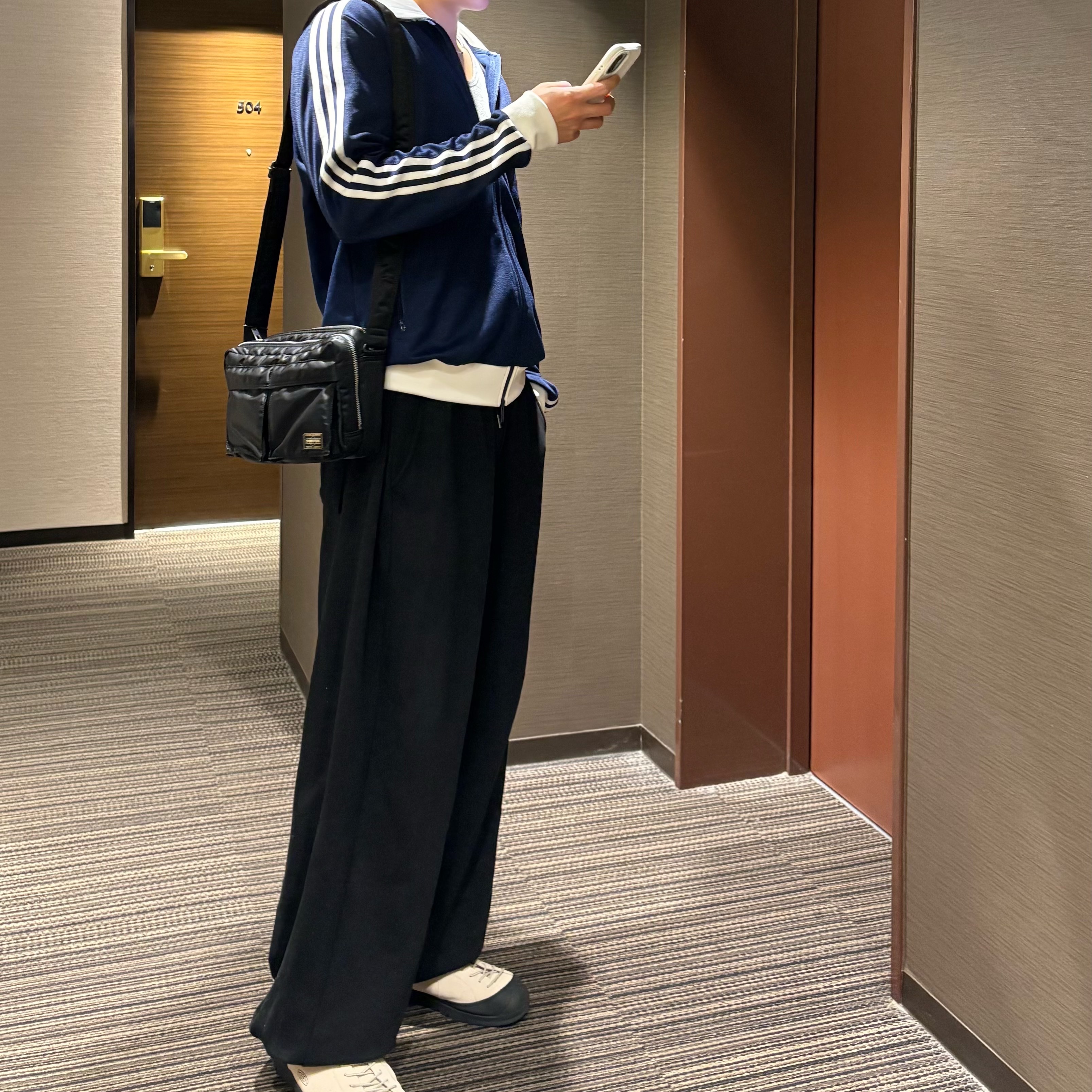 Porter All New Tanker Sling Bag Zip Black, Keen Jasper Rocks SP Sneaker Birch Black 착용 스타일 - 2