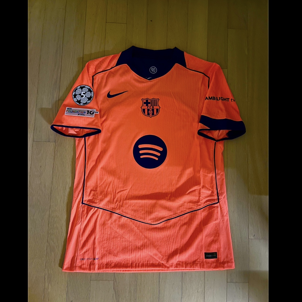 Nike England 2024/25 Dri-Fit ADV Match Home Authentic Jersey White Blue Void (Non Marking Ver.), Nike Korea 2023/24 Dri-Fit Stadium Home Replica Jersey Black Global Red - Asia (Non Marking Ver.) 착용 스타일 - 4