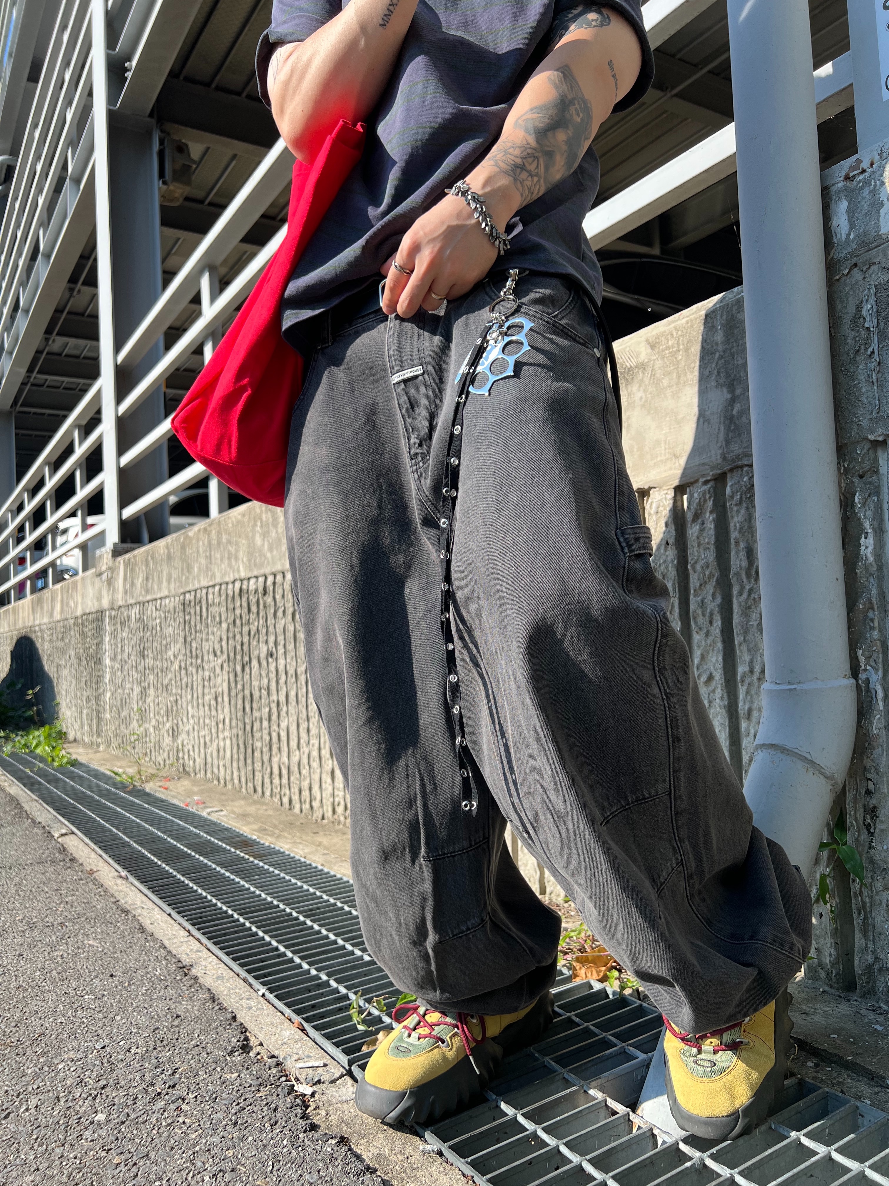 Oakley Factory Team Suede Flesh Edge Boots Yellow, Thevinylhouse Basic Wide Denim Pants Black 착용 스타일 - 4