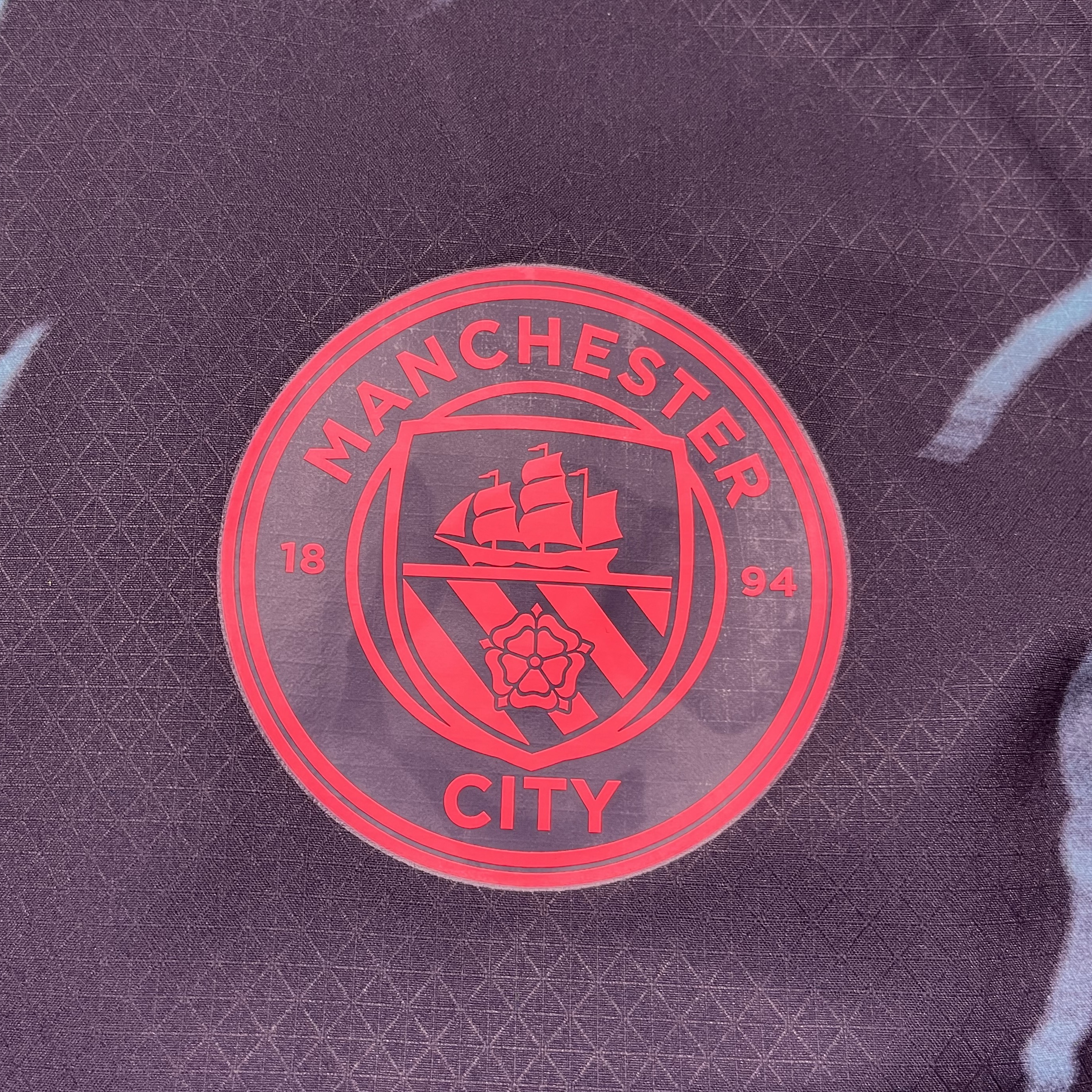 Puma Manchester City 2023/24 Away Jersey White Aubergine (Non Marking Ver.), Puma Manchester City 2024/25 4th Jersey Rosebay Bold Blue (Non Marking Ver.) 착용 스타일 - 1
