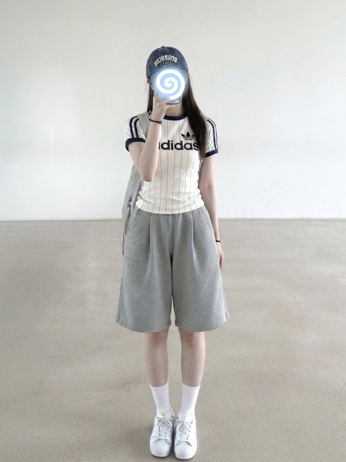 (W) Adidas Linear Cali Graphic T-Shirt Off White Night Indigo - KR Sizing 착용 스타일
