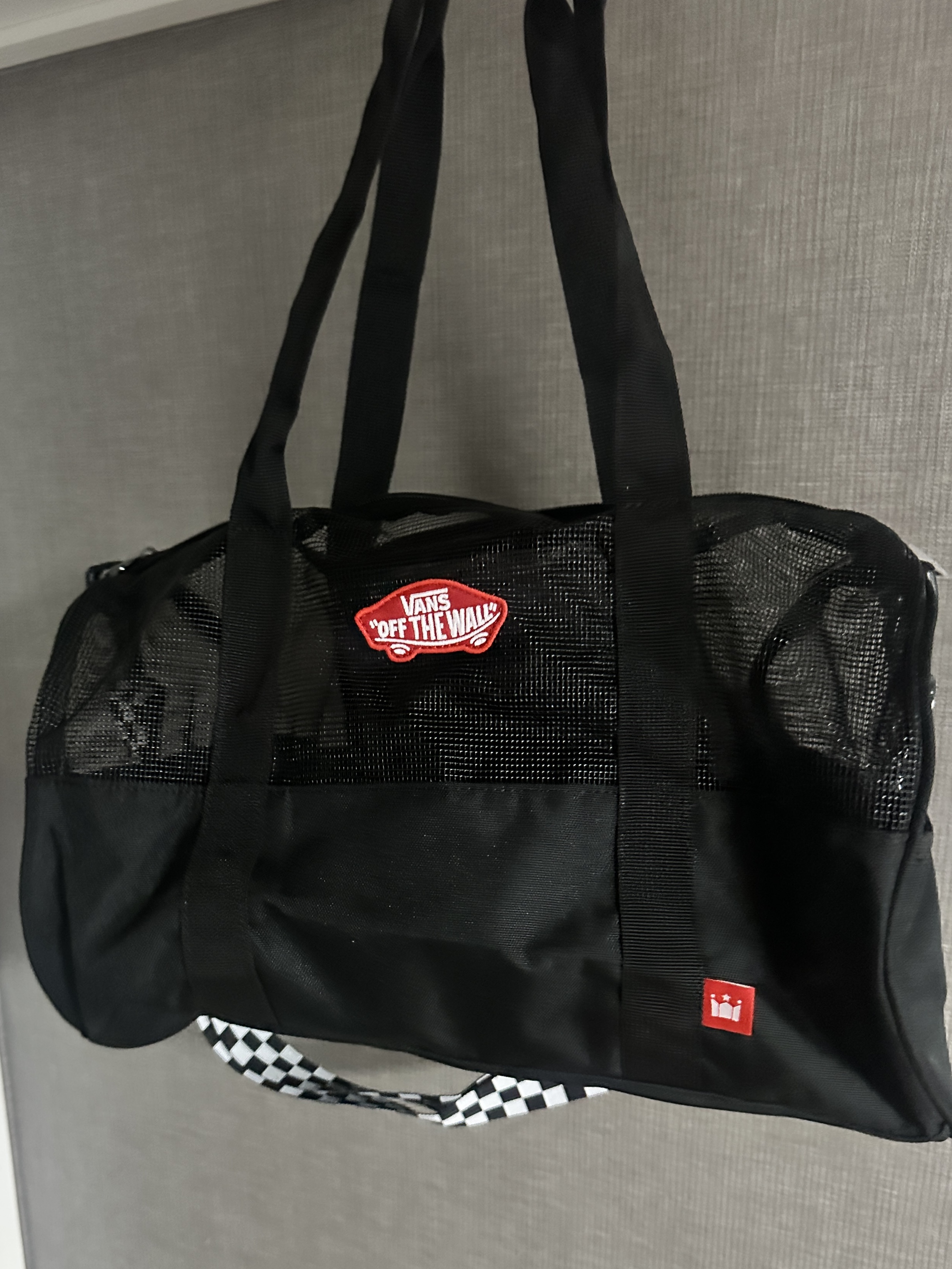 Vans x Hollys Mesh Boston Bag 착용 스타일