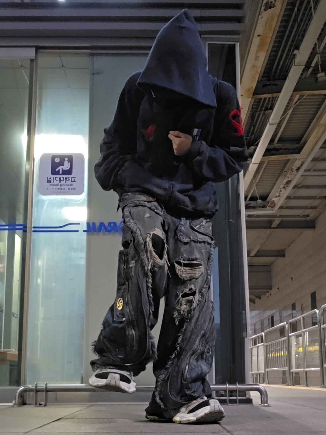 Balenciaga 3XL Sneakers Light Beige, Balenciaga Cut-Up Baggy Pants Black 착용 스타일 - 2