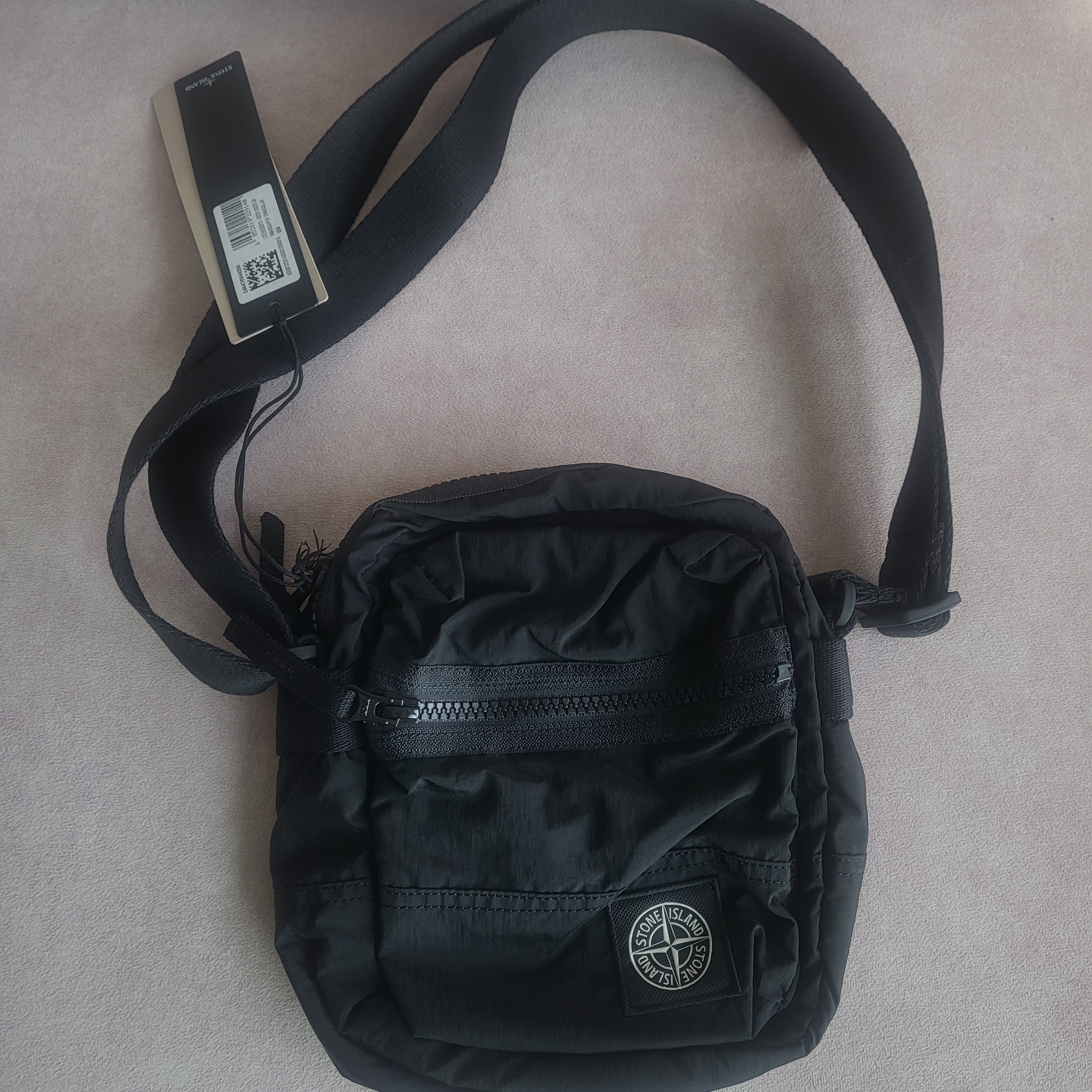 Stone Island 9200015 Coated Nylon Metal In Econyl Crossbody Bag Black - 26SS 착용 스타일