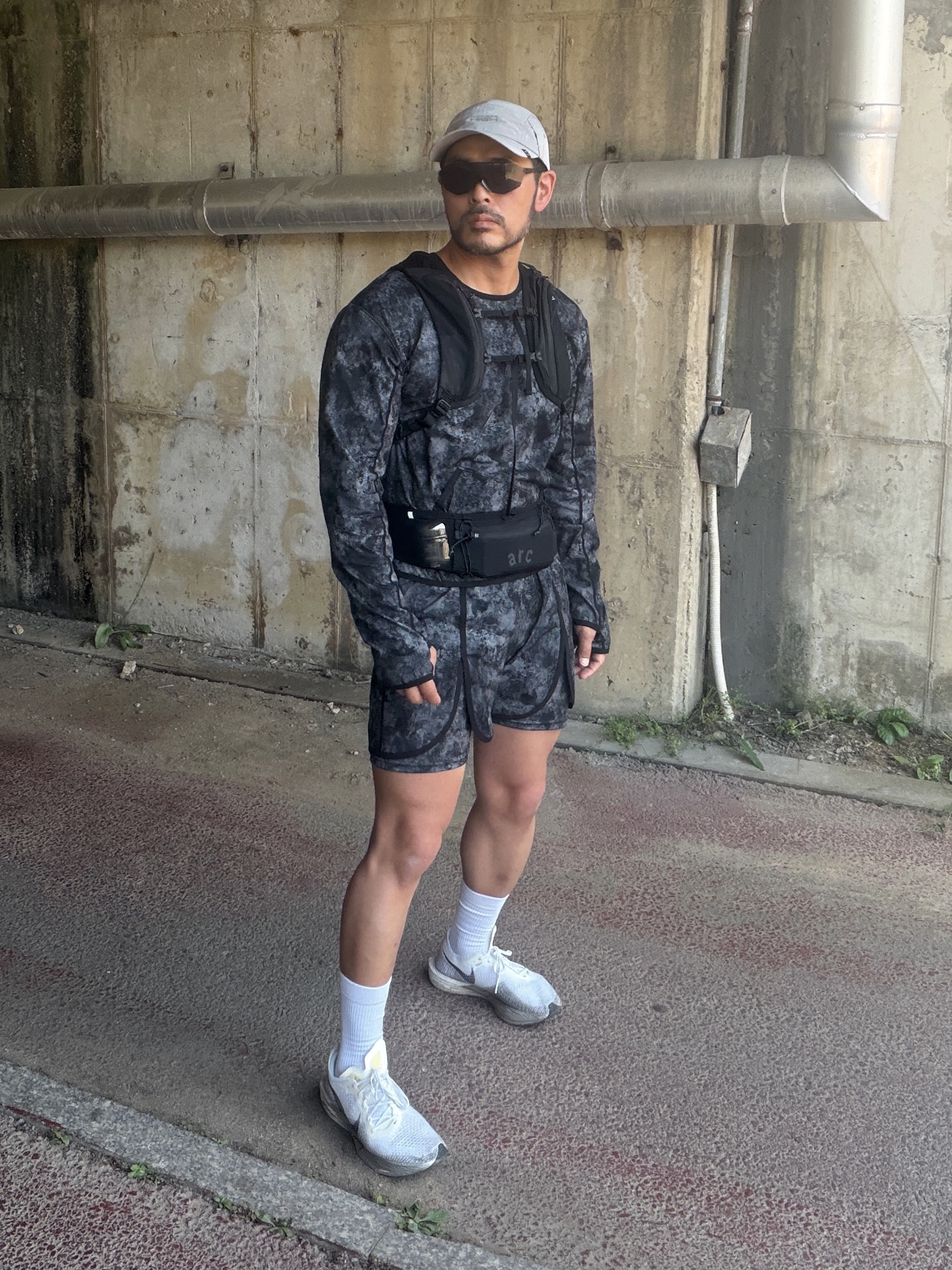 WTD PACER Trans Black Smoke, Nike ZoomX Vaporfly Next% 3 White Grey 착용 스타일 - 1