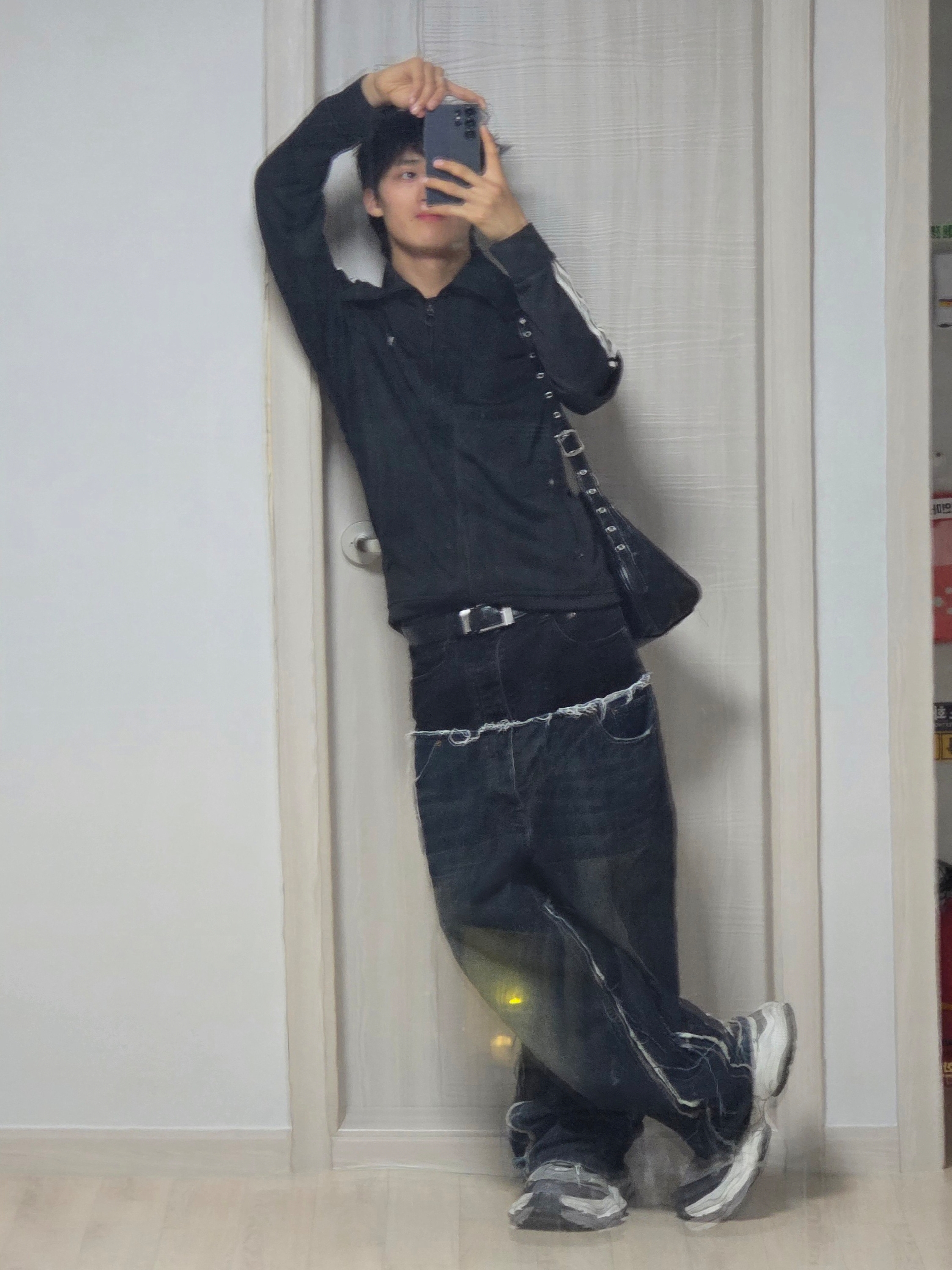 Balenciaga 3XL Sneakers Light Beige, Balenciaga Cut-Up Baggy Pants Black 착용 스타일 - 4