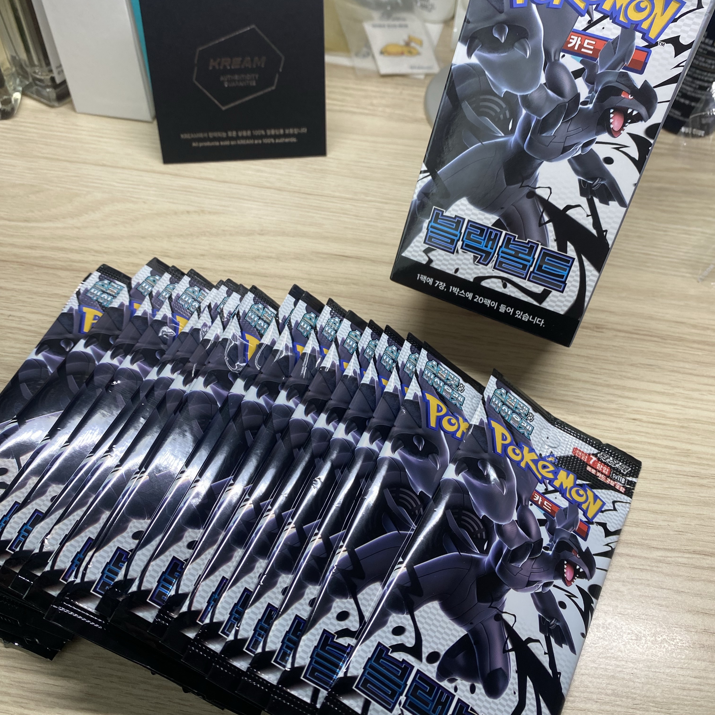Pokemon TCG Scarlet & Violet Expansion Pack Black Volt Box (Pack of 20) 착용 스타일 - 3
