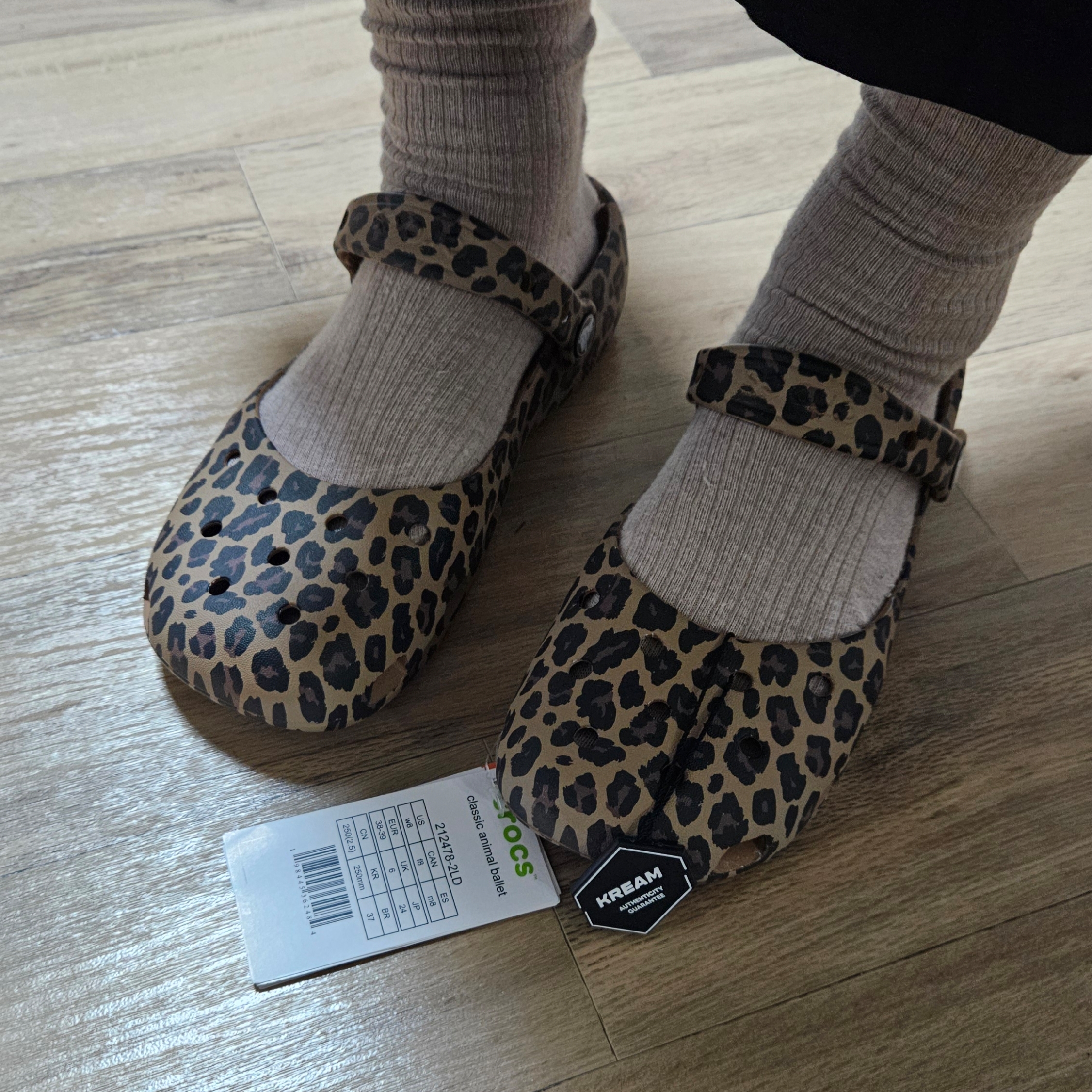 (W) Crocs Classic Animal Ballet Sepia Leopard 착용 스타일 - 1
