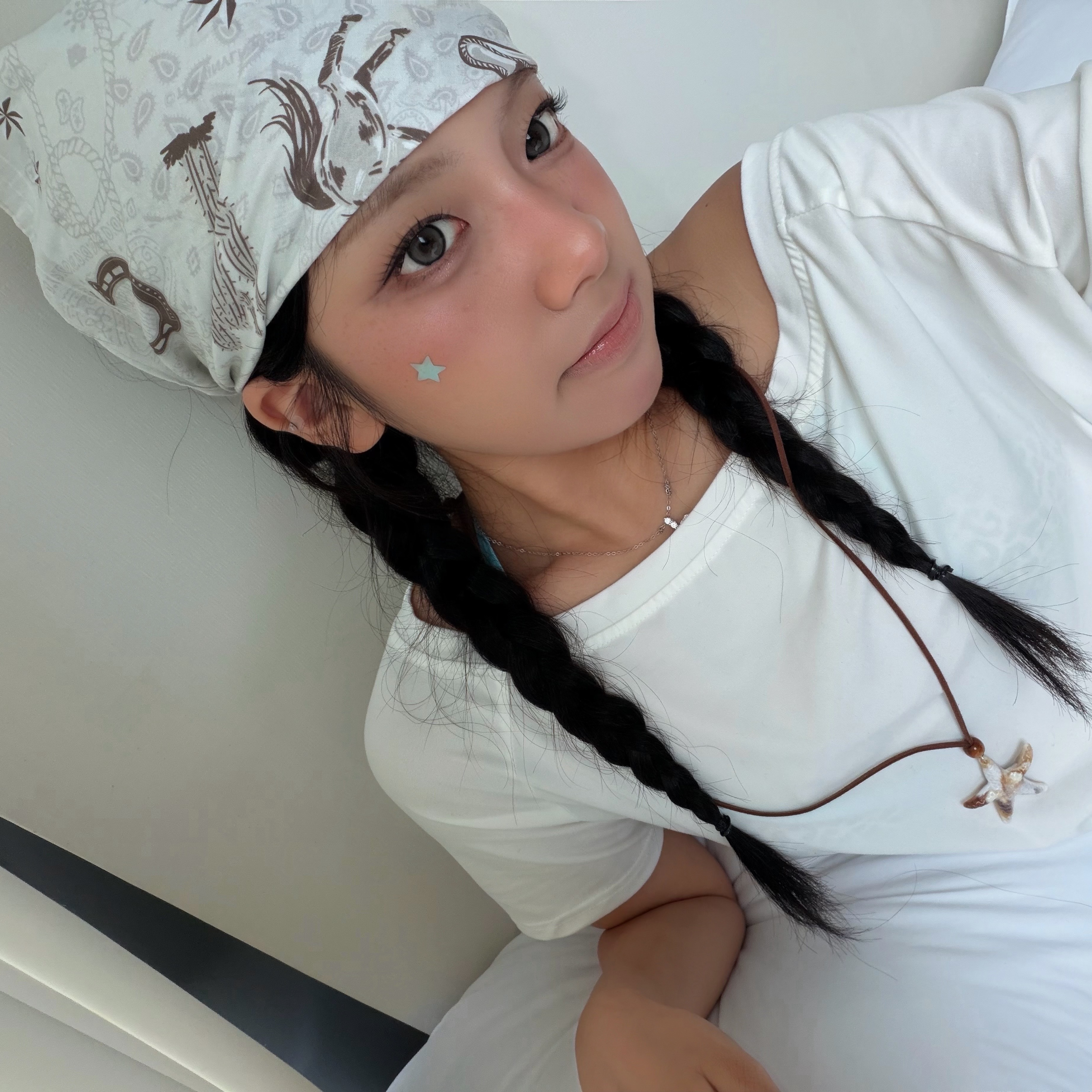 Thevinylhouse TVH Western Pattern Bandana Cream 착용 스타일 - 2