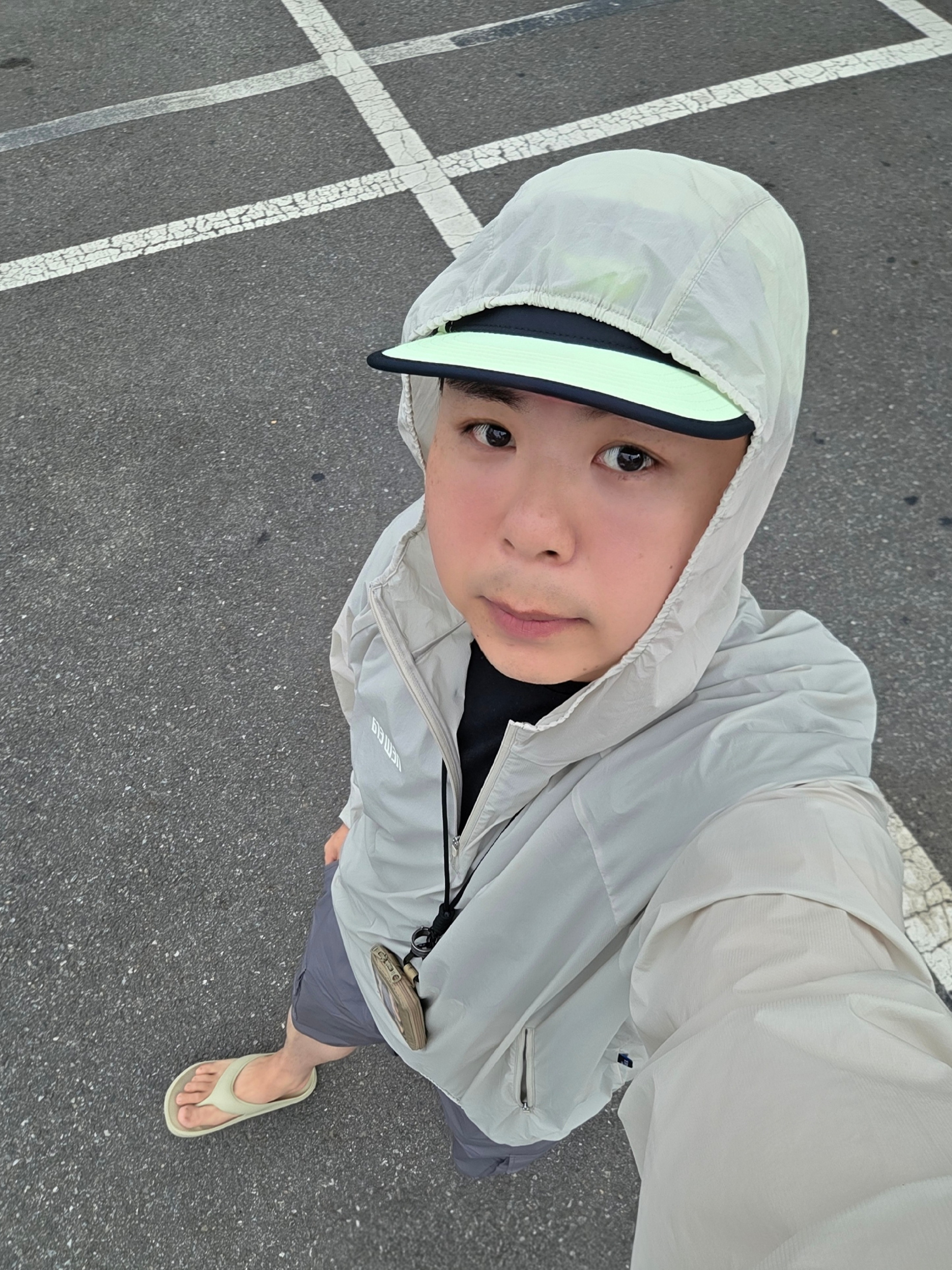 New Balance Rebound Flip Flop Light Yellow, Nike Dri-Fit Fly Unstructured Swoosh Cap Barely Volt Black 착용 스타일 - 2