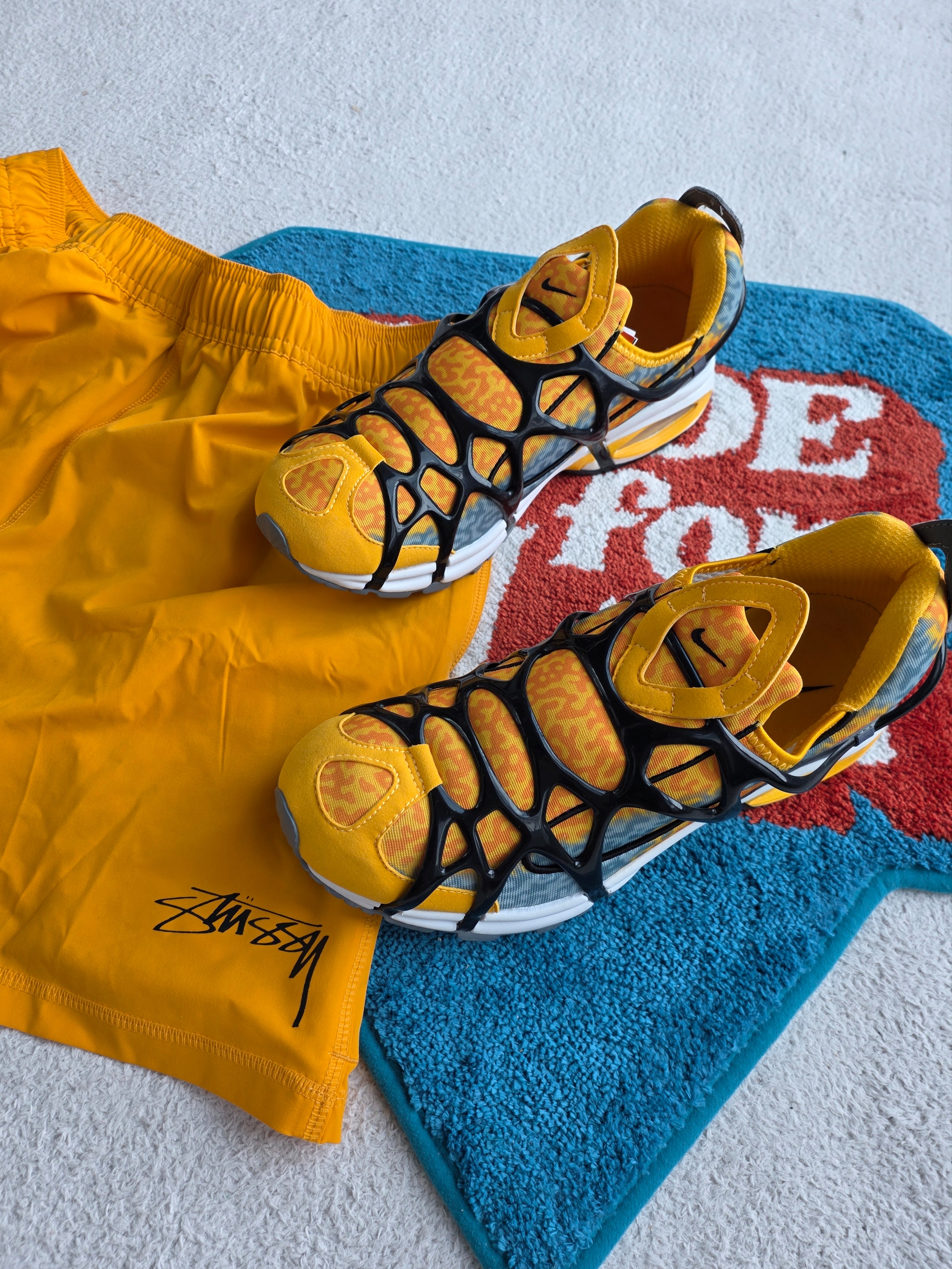 Nike x Stussy Water Short Sundial (FZ5761-717), Nike Air Kukini University Gold Cool Grey 착용 스타일
