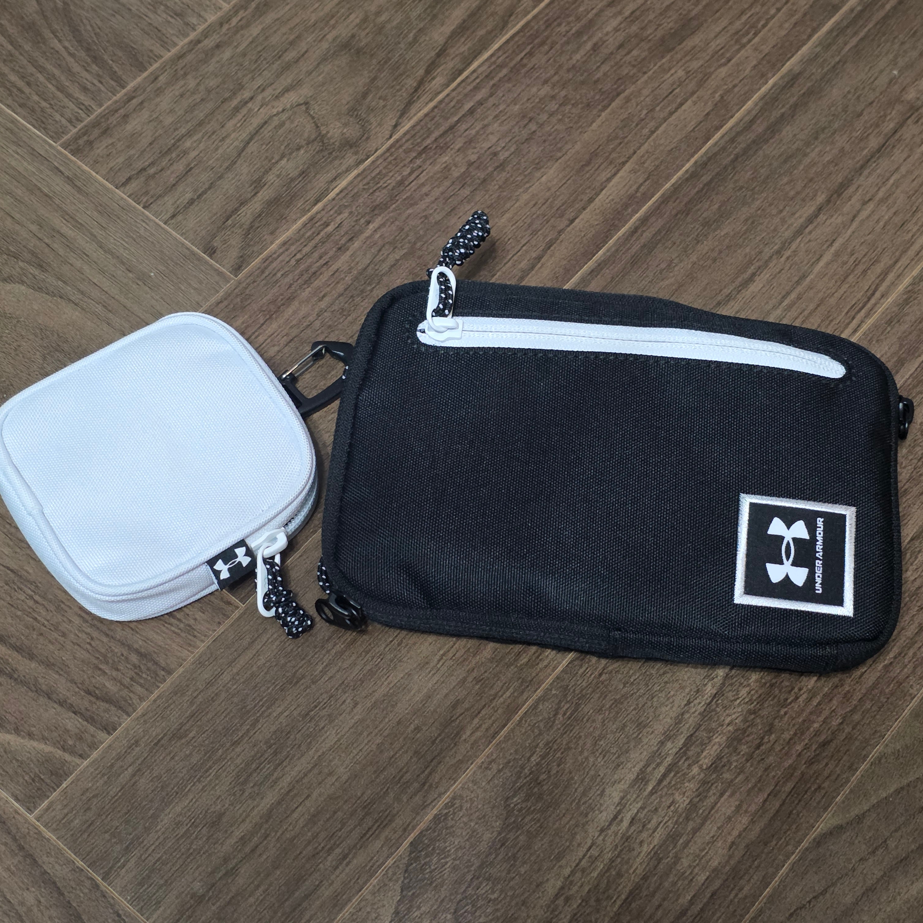 Under Armour UA Loudon Crossbody Small Black White 착용 스타일