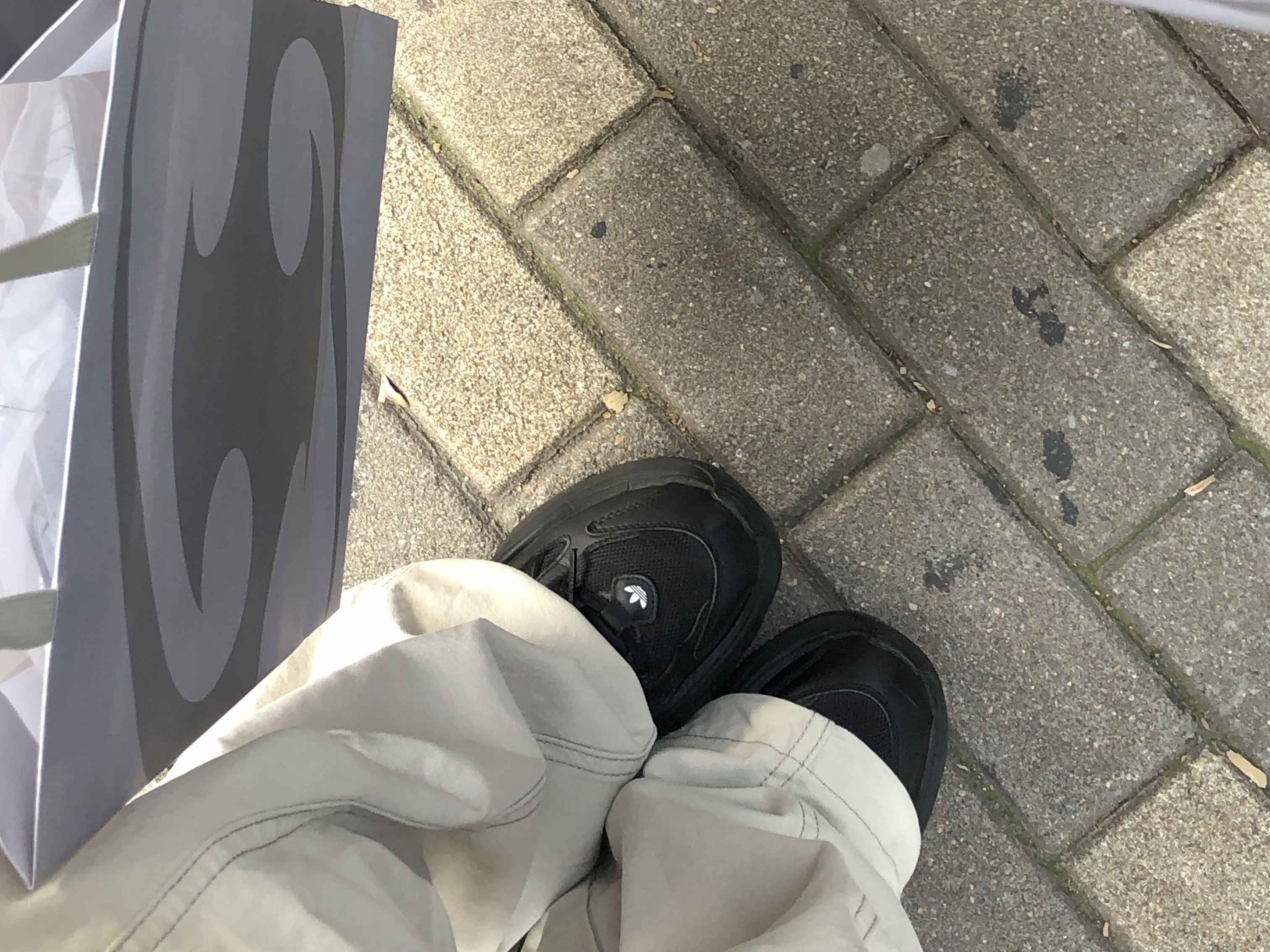 (W) Adidas Ozgaia Core Black 착용 스타일