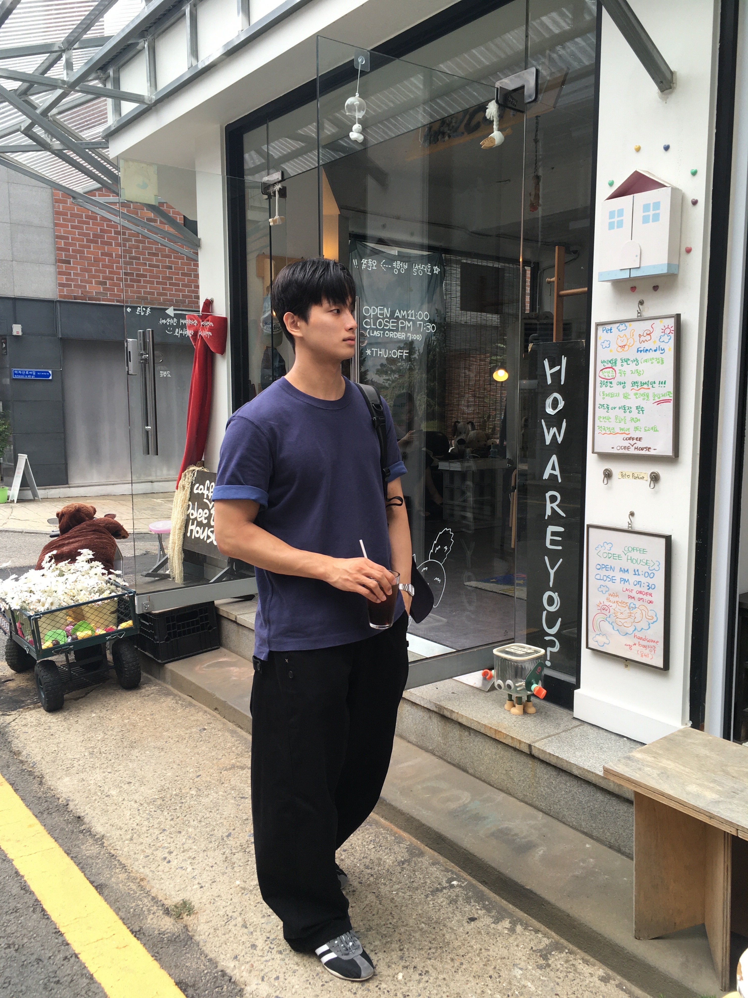 Uniqlo x JW Anderson Bi-Color T-Shirt Navy 착용 스타일 - 3