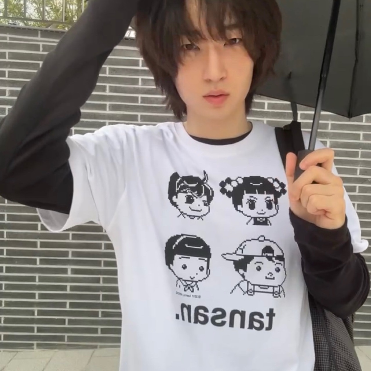 AMOU Molly One Tuck Bermuda Pants Black, Apple AirPods Max Lightning Silver (Korean Ver.) 착용 스타일 - 4