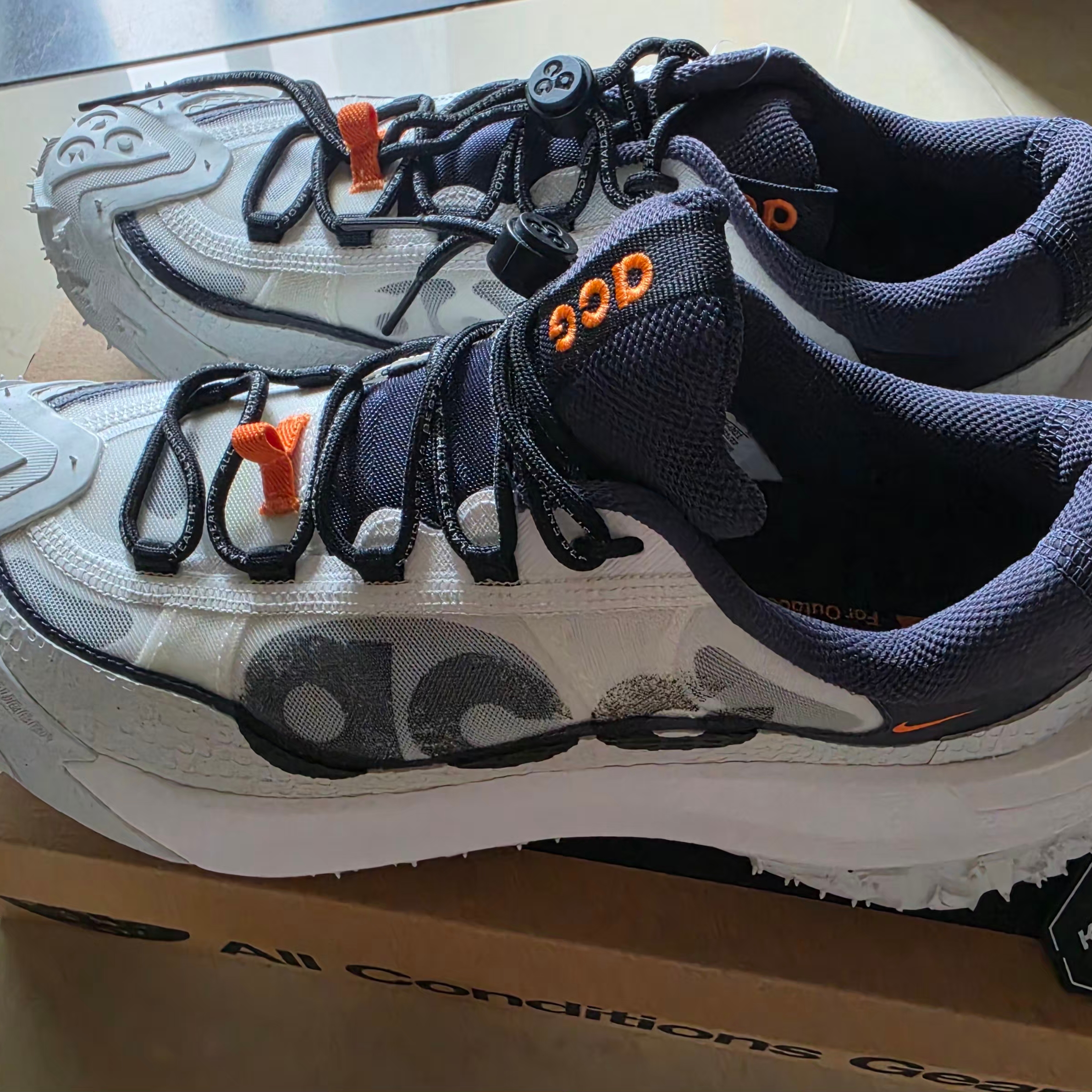 Nike ACG Mountain Fly 2 Low Summit White and Bright Mandarin 착용 스타일 - 2