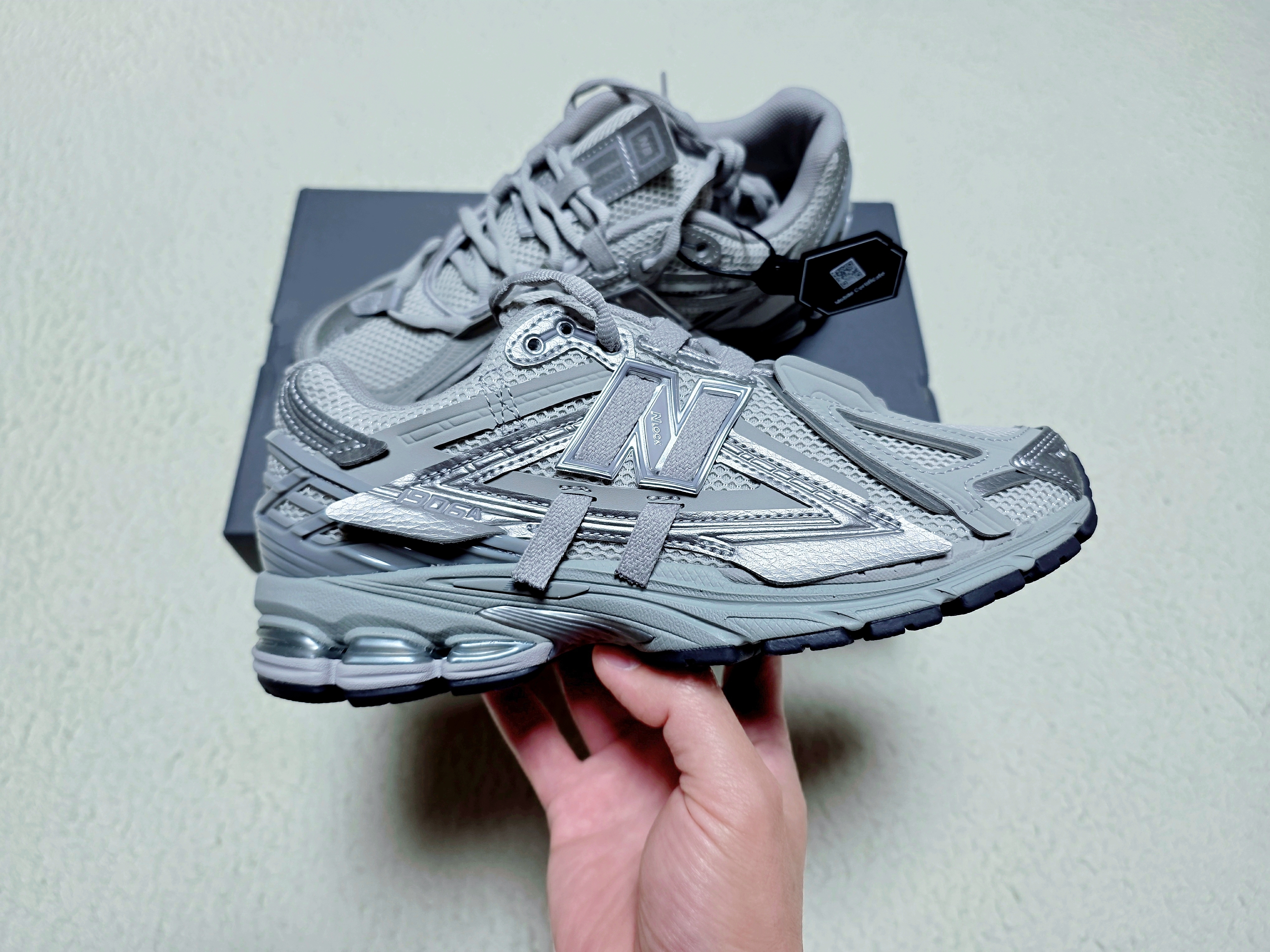 New Balance 1906A Concrete Silver Metallic 착용 스타일 - 1