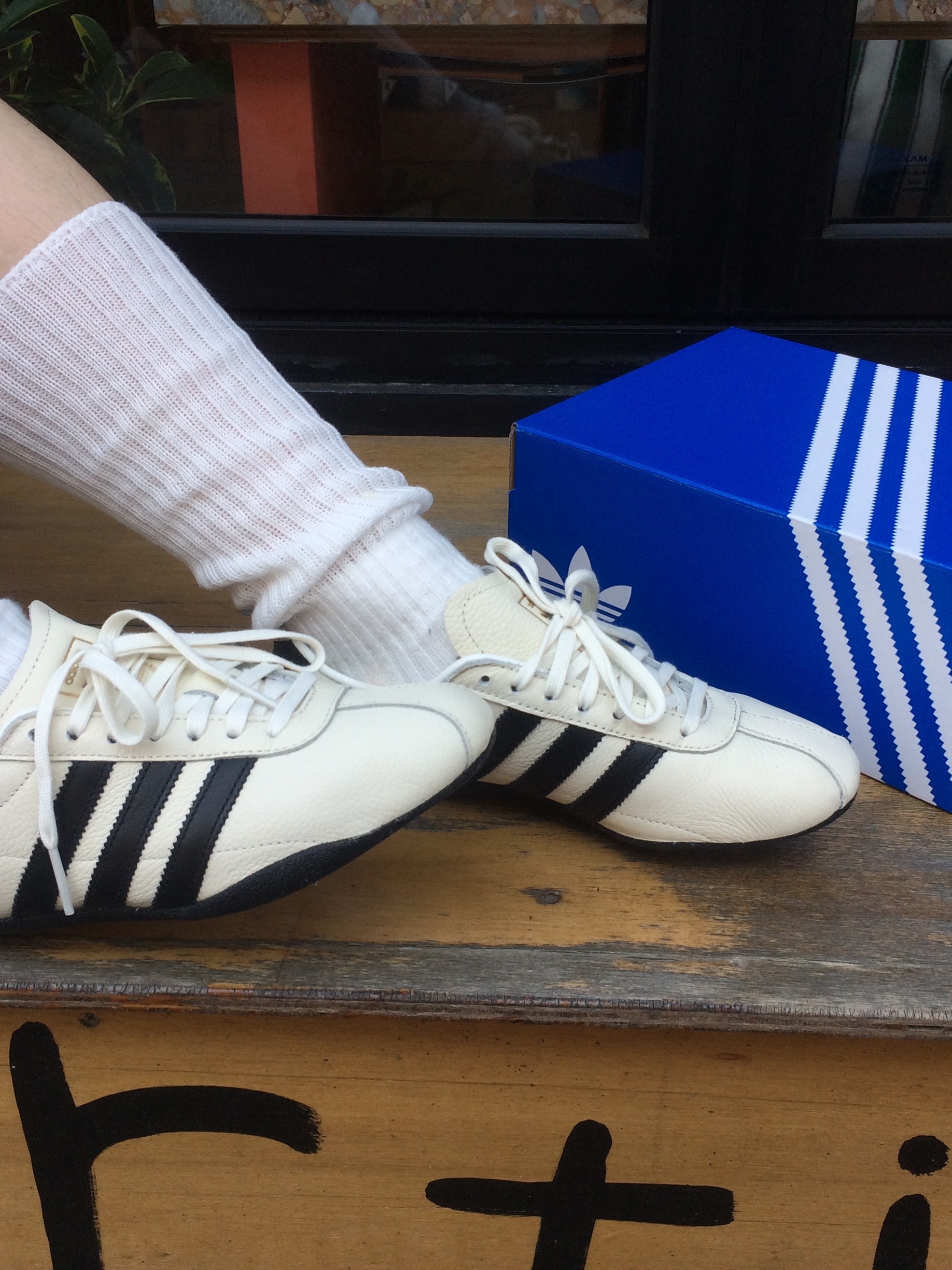 (W) Adidas Tokyo Off White Core Black 착용 스타일 - 3