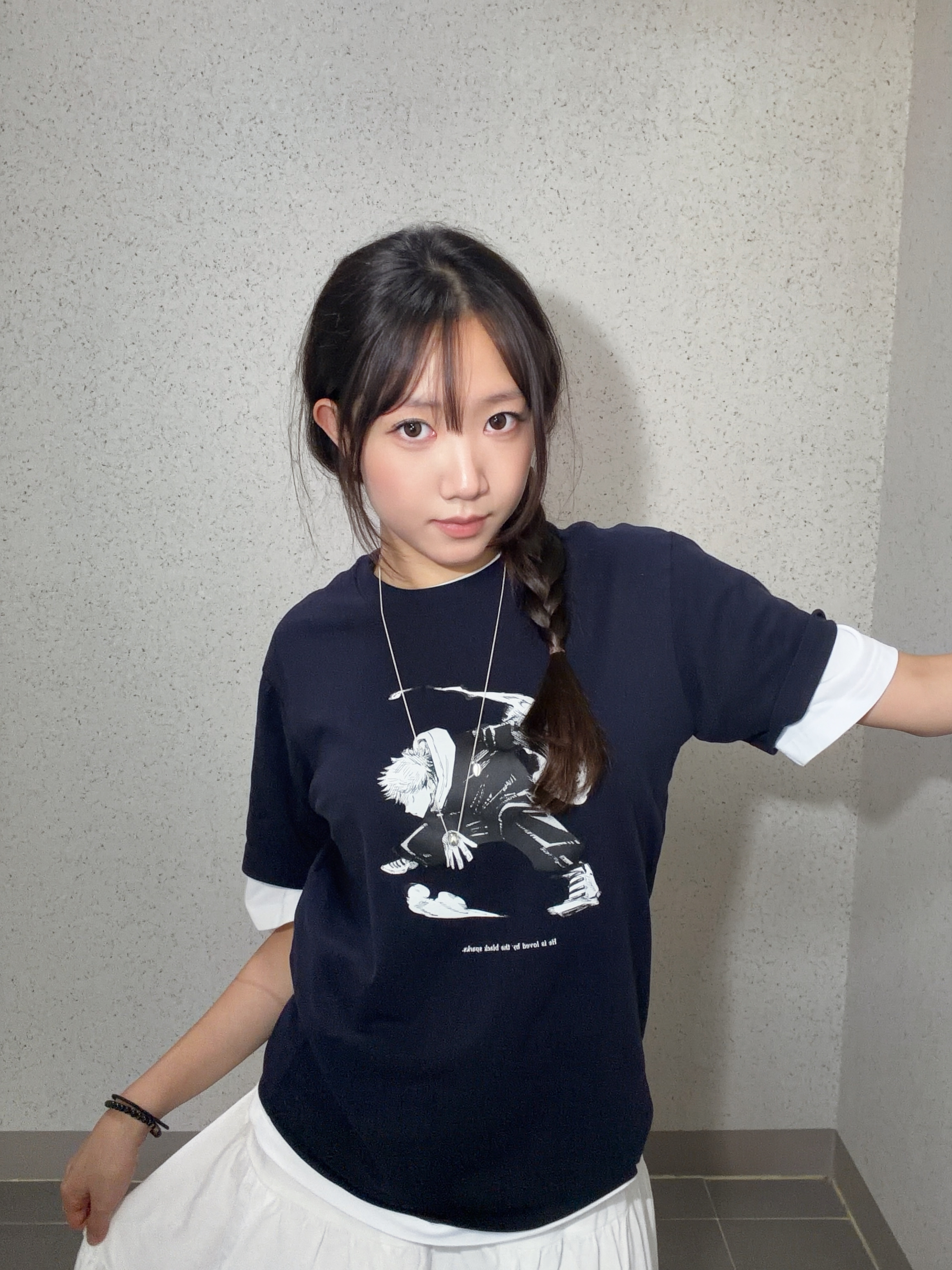 Uniqlo UT Shueisha 100th Anniversary Jujutsu Kaisen T-Shirt Navy 착용 스타일 - 3