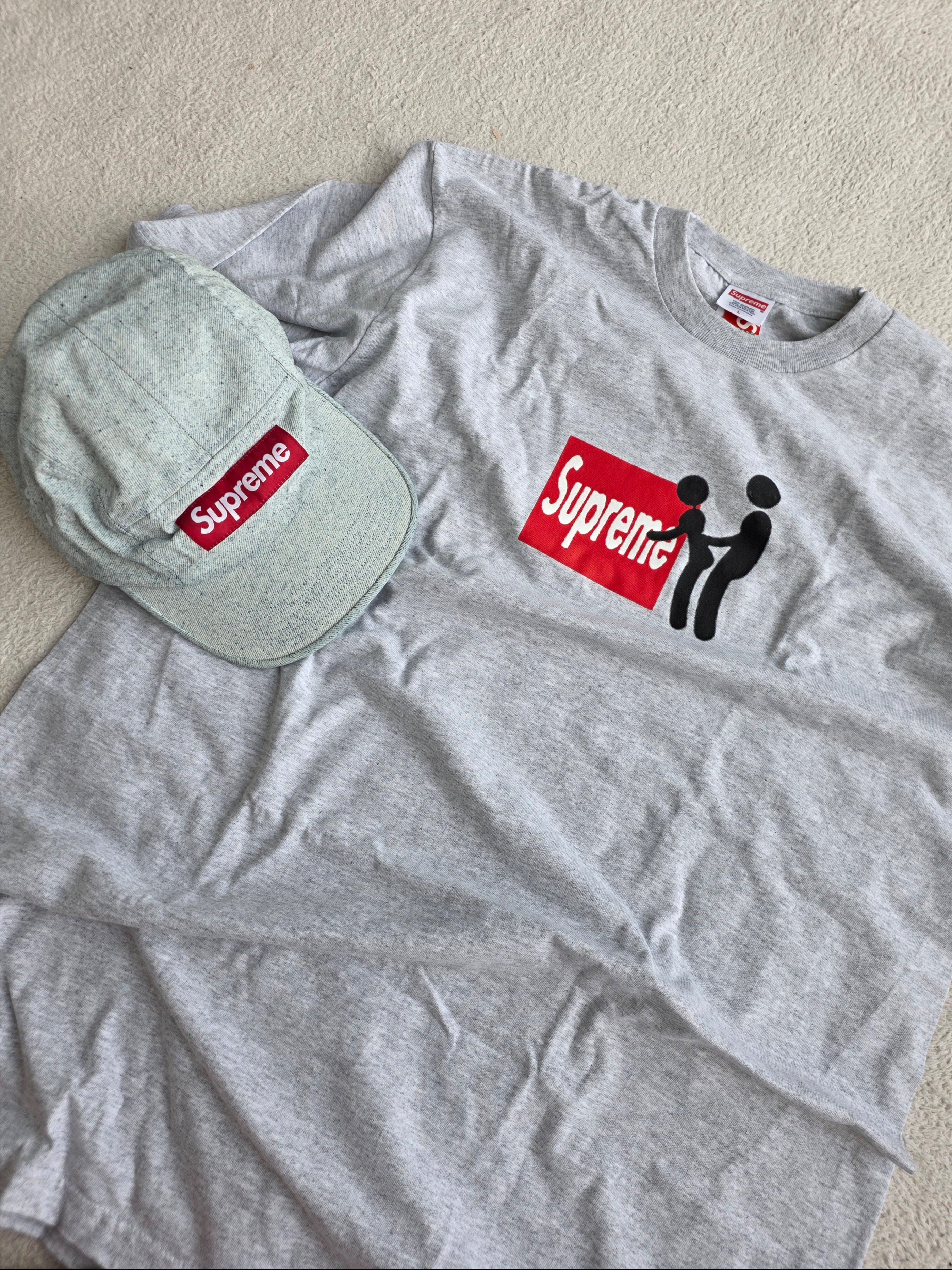 Supreme Stick T-Shirt Ash Grey - 25FW, Supreme Coated Denim Camp Cap White - 24SS 착용 스타일