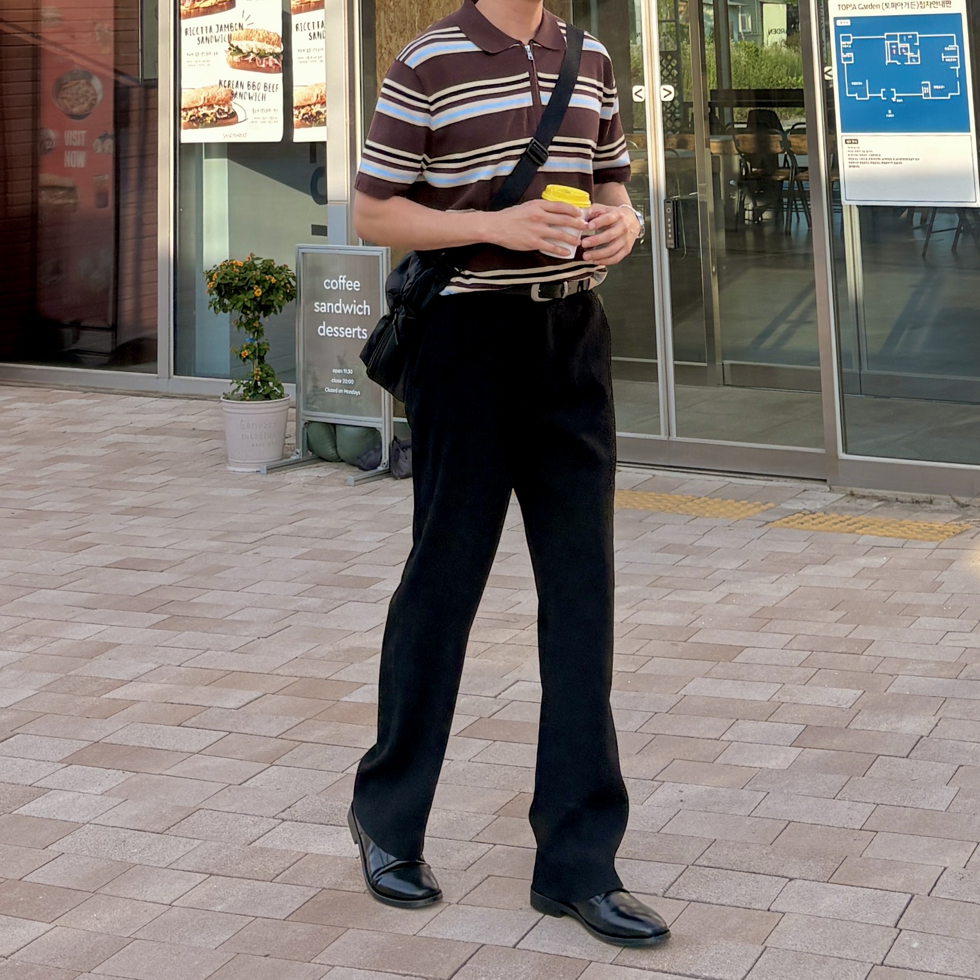 POSTMAN T-3 Derby Black, Uniqlo Multi Pocket Shoulder Bag Black 착용 스타일 - 3