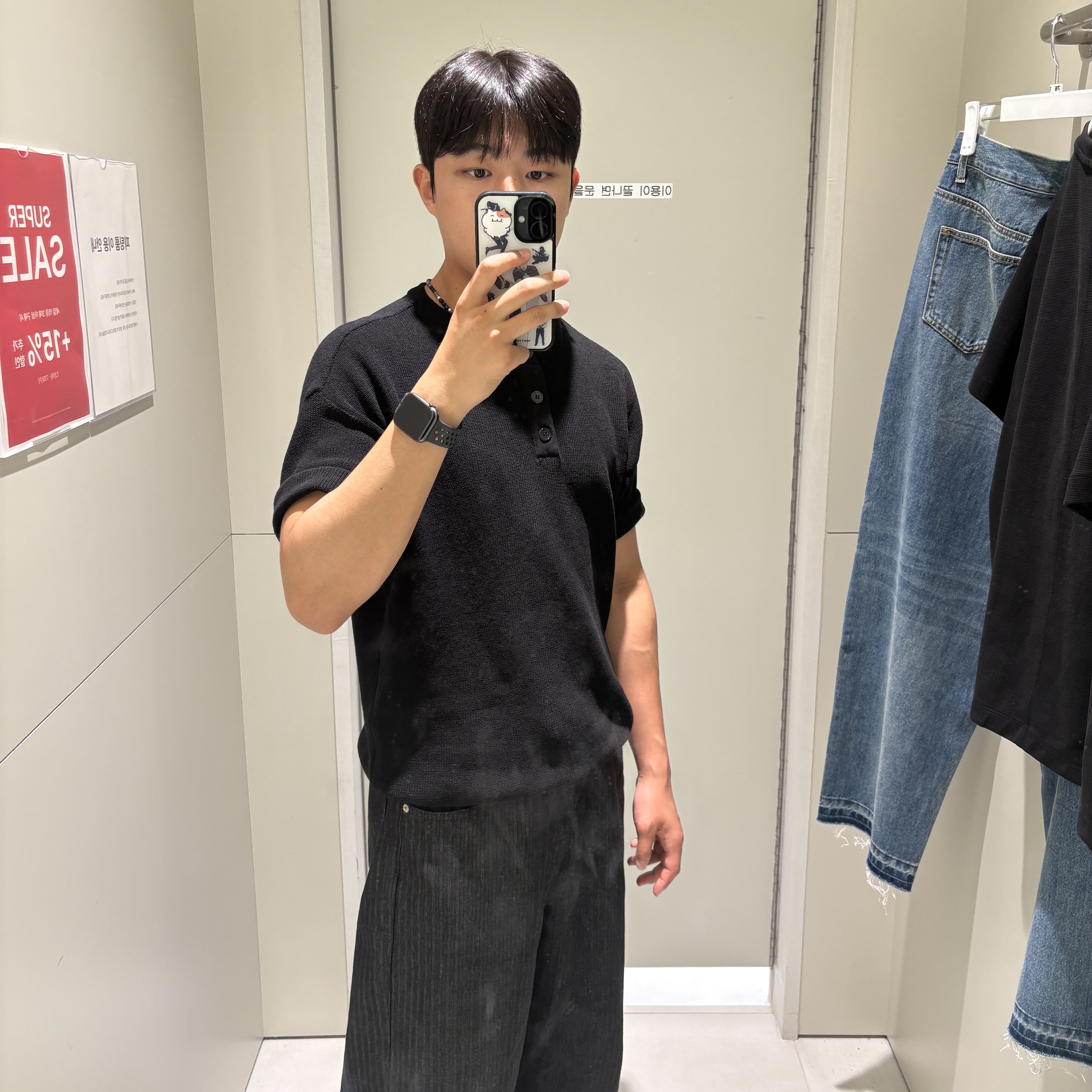 Knitted Coolever Henley Neck Half Sleeve Knit Black 착용 스타일 - 2