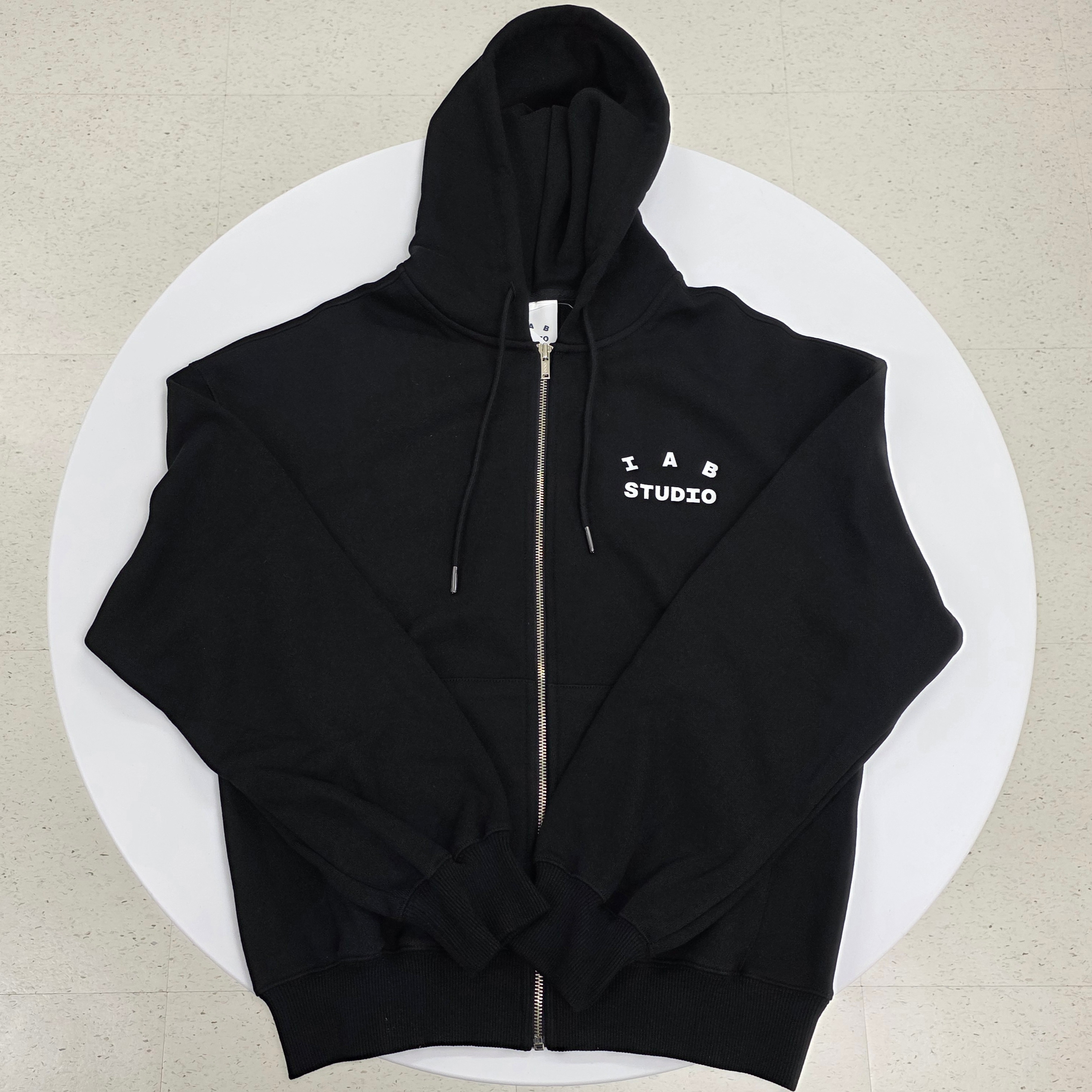 IAB Studio Zip-Up Hoodie Black - 26SS 착용 스타일