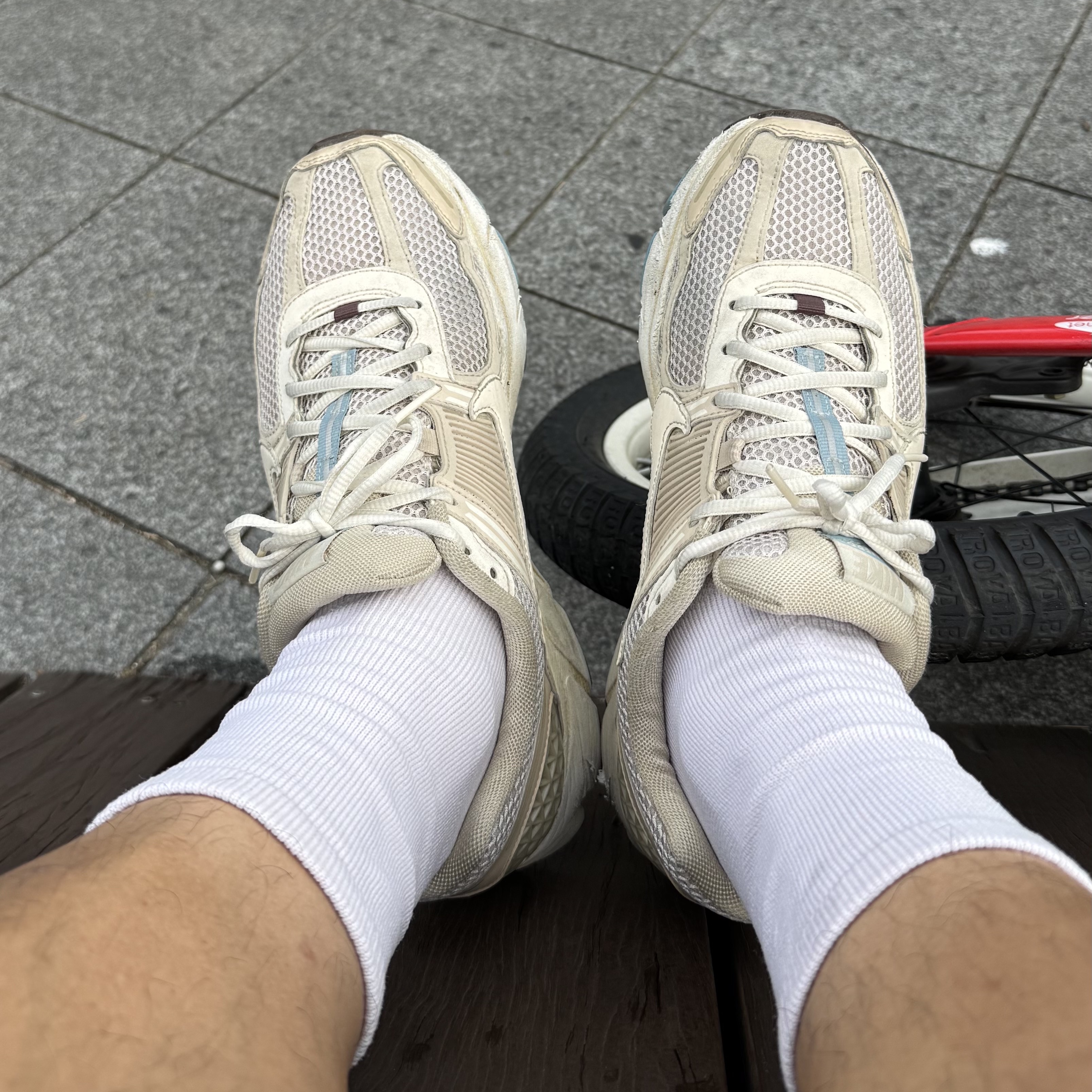 (W) Nike Zoom Vomero 5 Oatmeal 착용 스타일