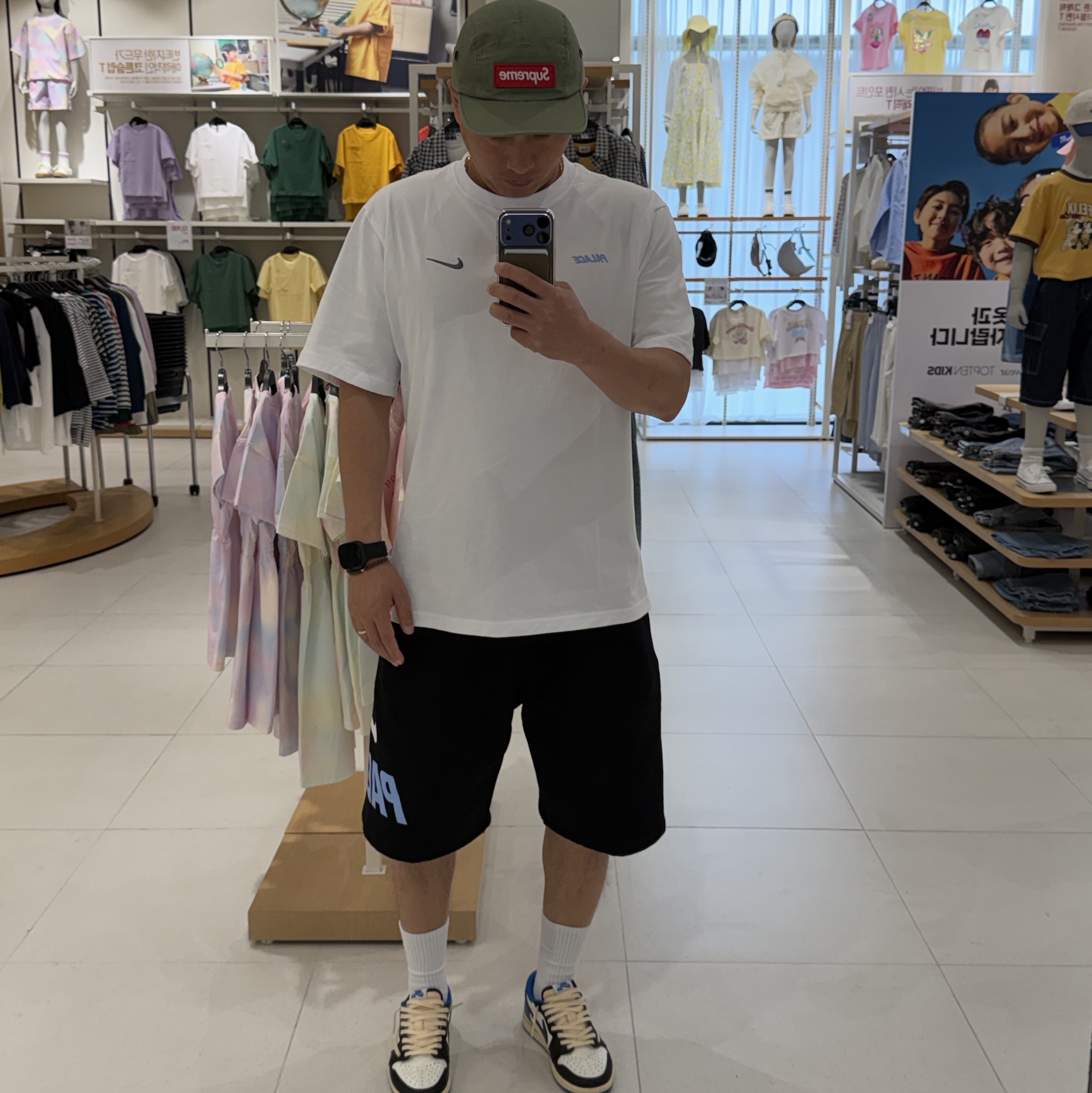 Supreme Military Camp Cap Olive - 24FW, Palace x Nike Font Swoosh T-Shirt White - 26SS 착용 스타일