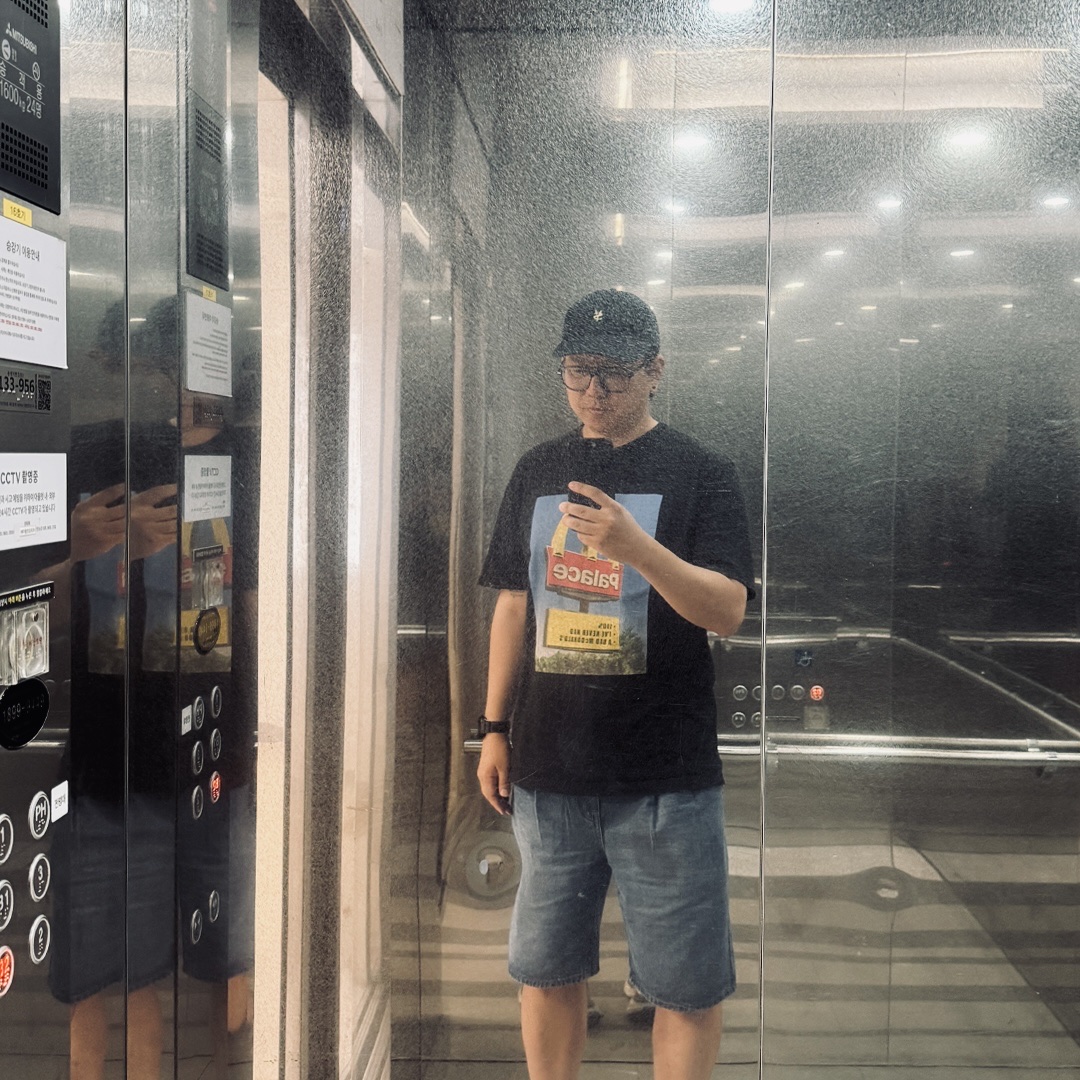 Sunday Ceremony Sy Classic Vintage Logo Cap - Black, [KREAM 단독][니티드X림박스] Knitted Relaxed Washing Denim Two-Tuck Cinch Back Shorts Washing Blue 착용 스타일 - 4