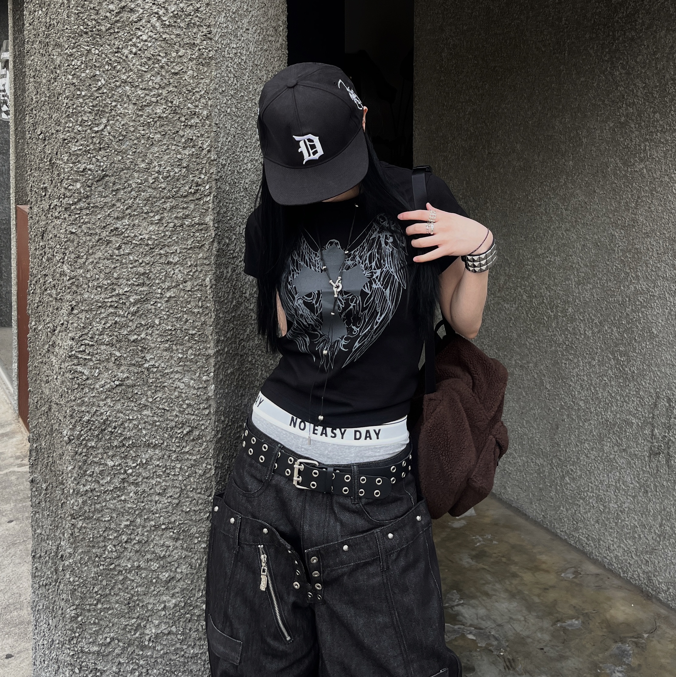 SLOW RECORD HOUSE Cross Wing T-Shirt Black 착용 스타일 - 1