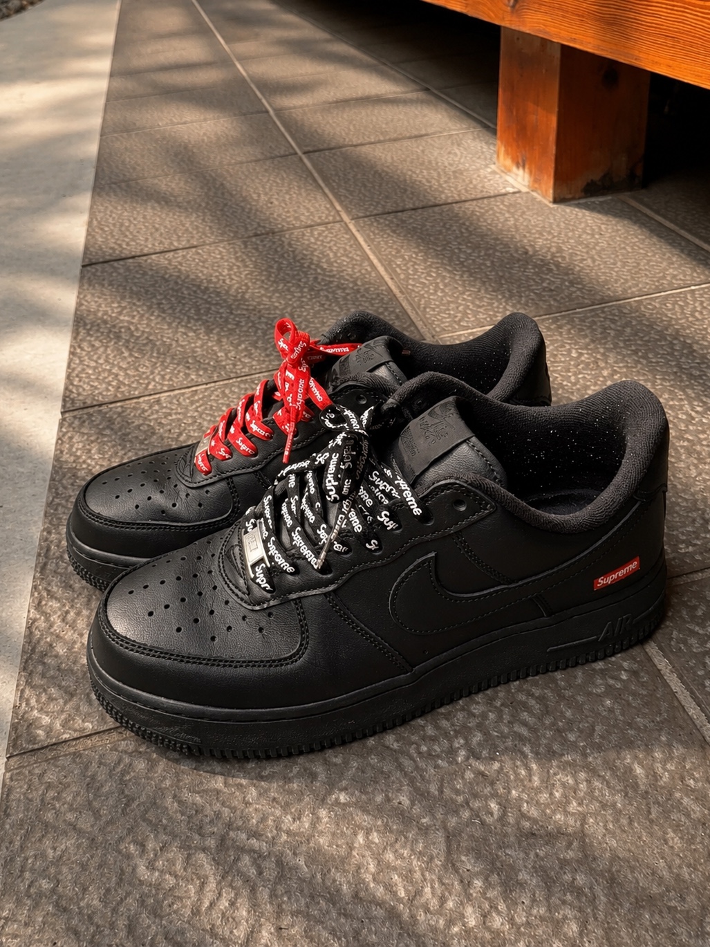 Nike x Supreme Air Force 1 Low Black, Carhartt WIP Nash Loose Fit Double Knee Pants Blue Rinsed 착용 스타일 - 1