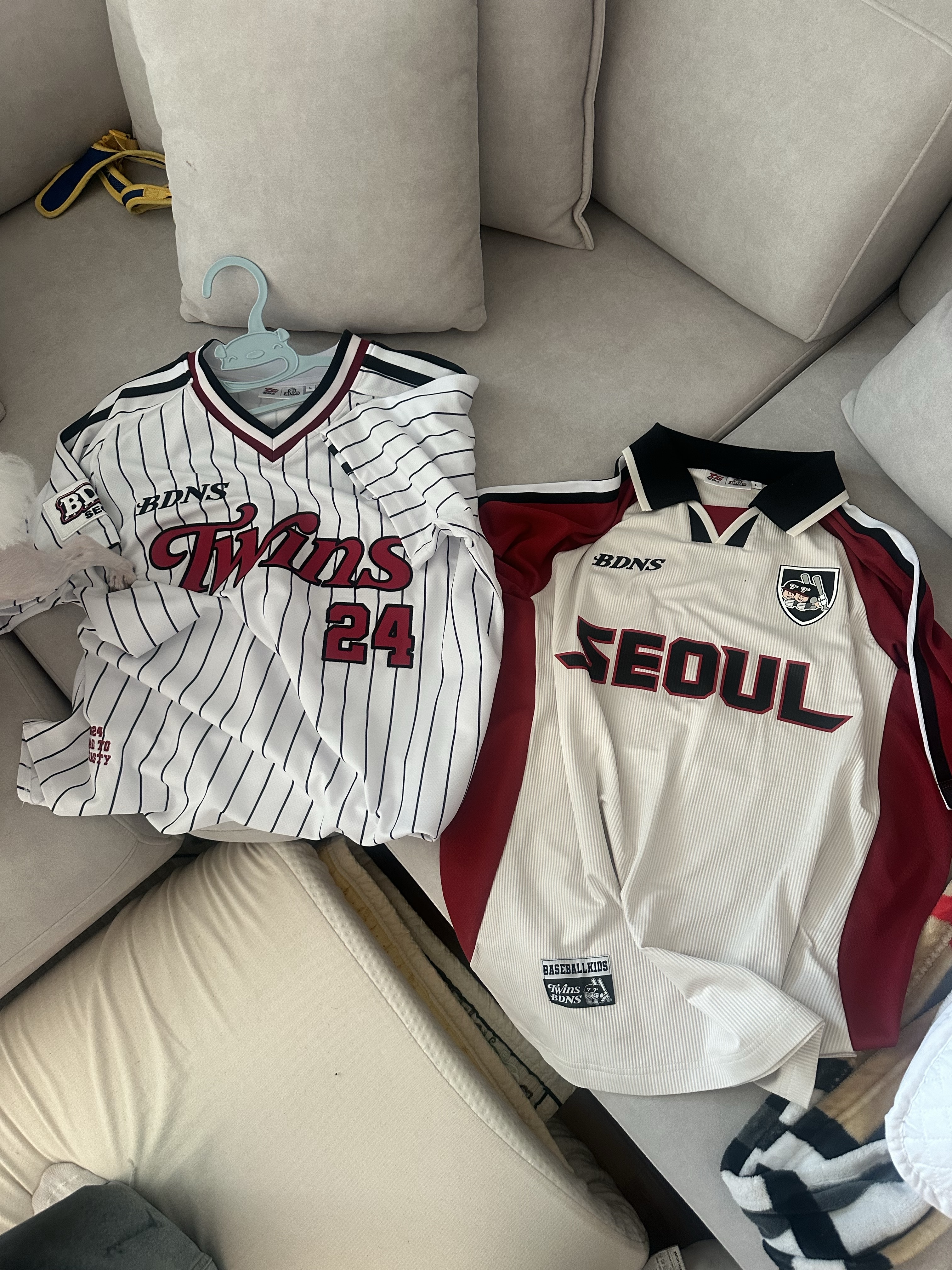 BDNS x LG TWINS Seoul S/S Jersey Red (Non Marking Ver.), BDNS x LG TWINS Classic Logo Stripe Baseball Jersey White (Non Marking Ver.) 착용 스타일