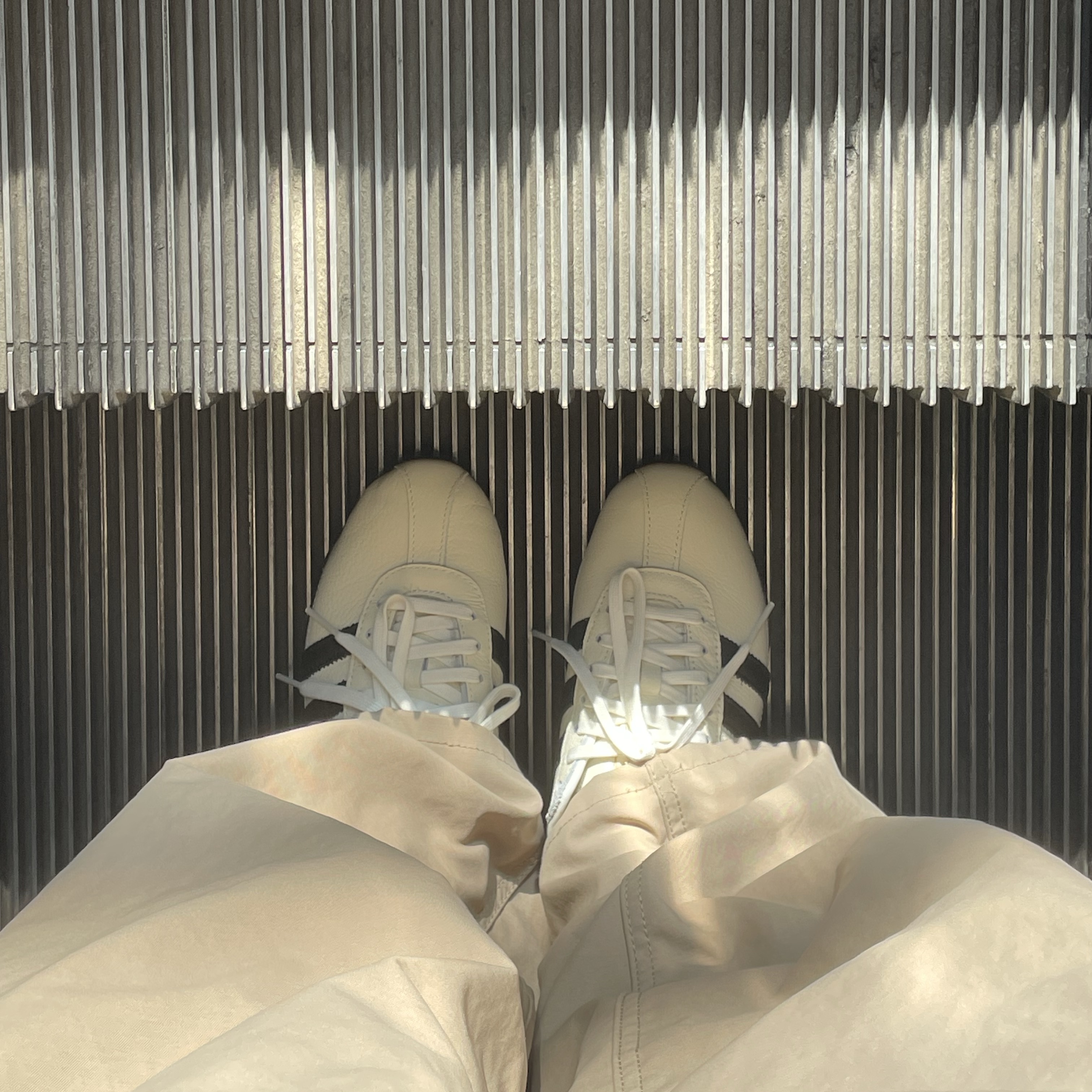 (W) Adidas Tokyo Off White Core Black 착용 스타일 - 2