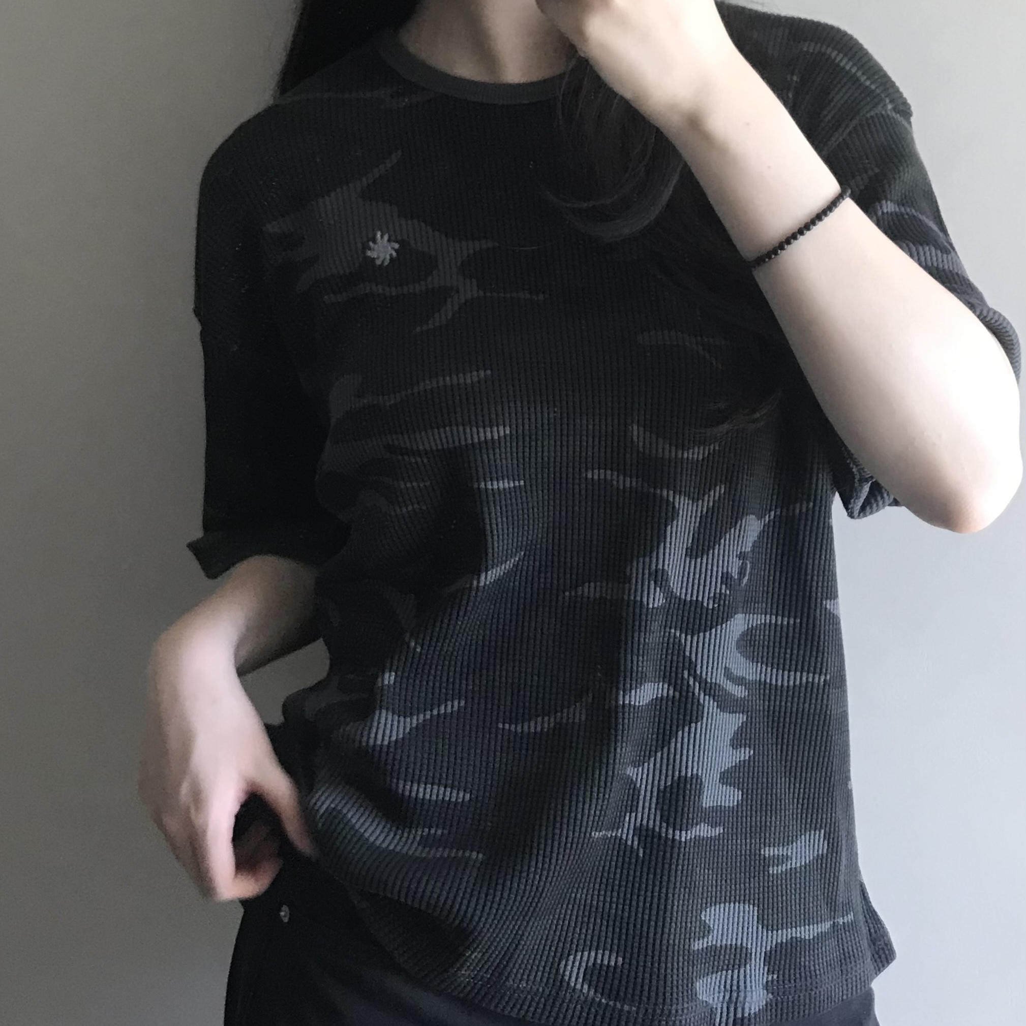 SLOW RECORD HOUSE Logo Waffle Crop T-Shirt Camo (Charcoal) 착용 스타일 - 3