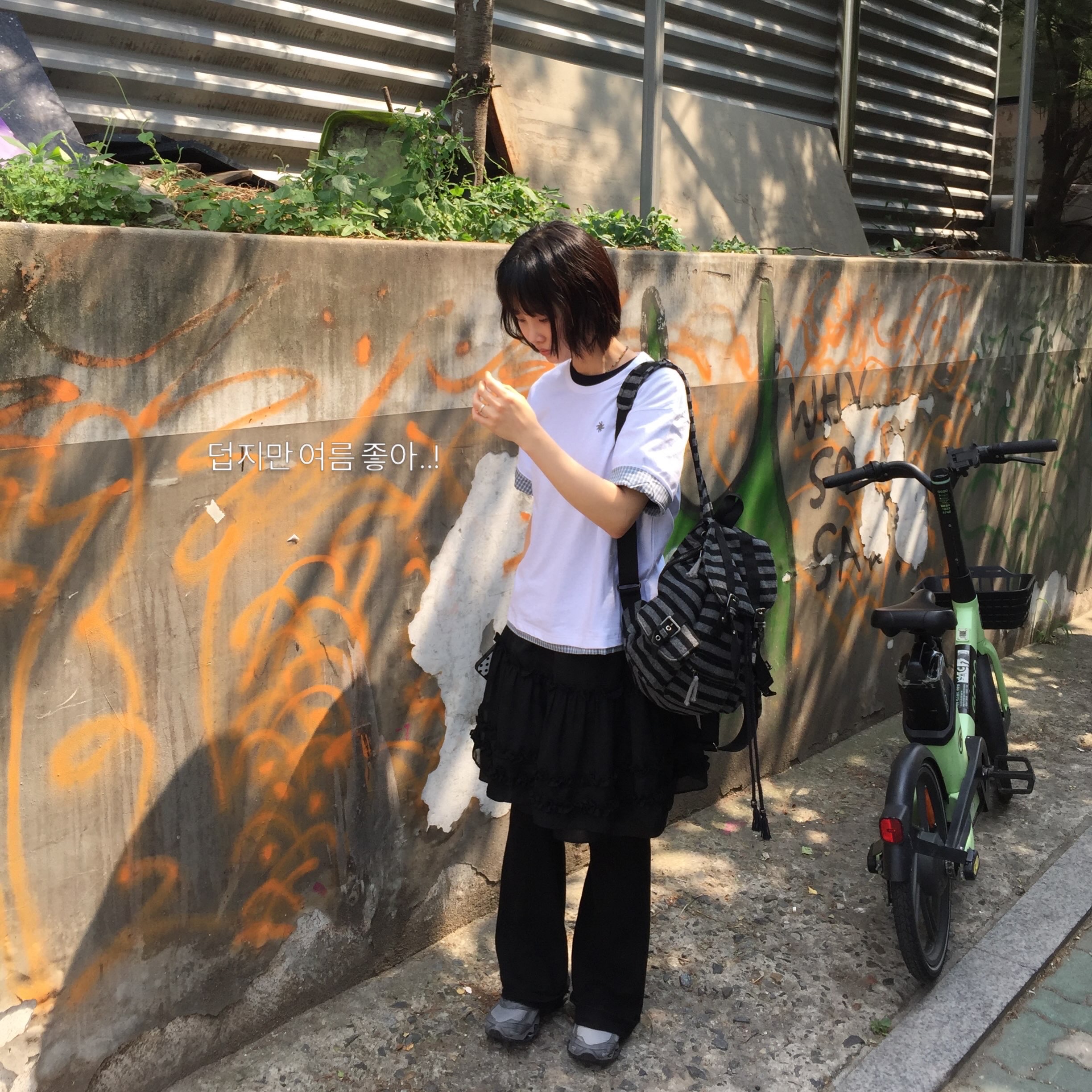 SLOW RECORD HOUSE Layered Check Roll-Up T-Shirt White 착용 스타일 - 1