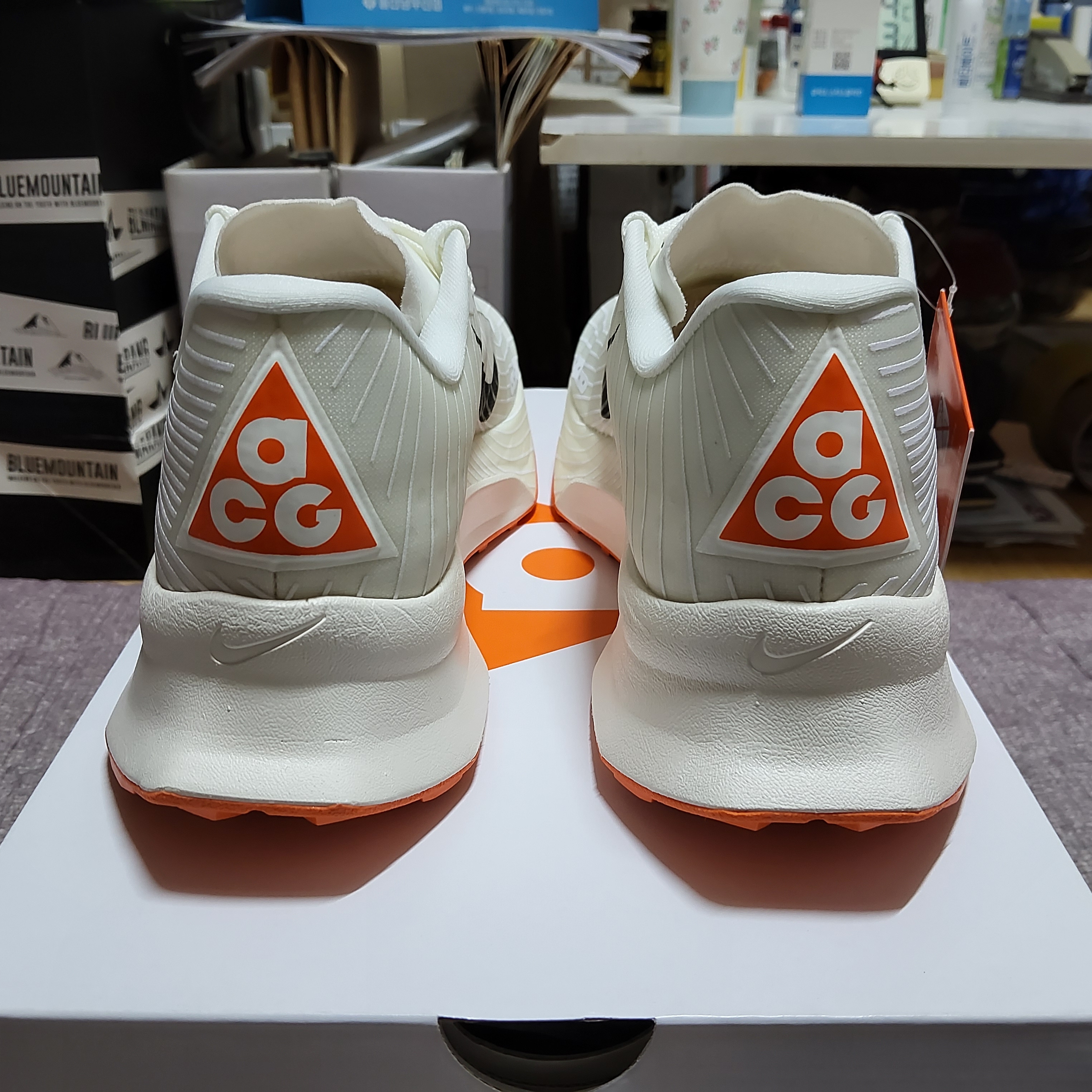 Nike ACG Ultrafly Trail Sail White Safety Orange 착용 스타일 - 4
