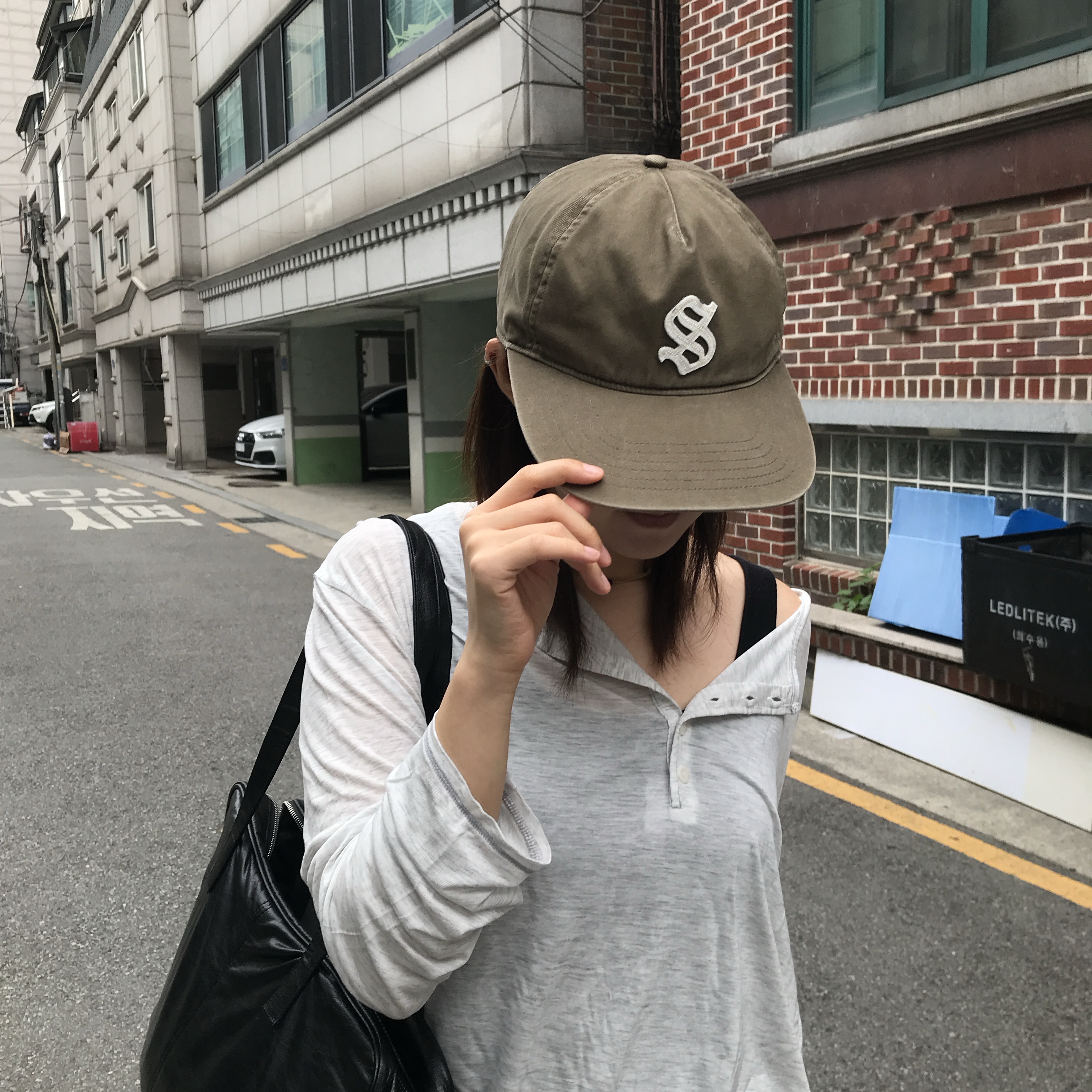 Sunday Ceremony Old English Applique Logo Cap - Light Brown 착용 스타일 - 3
