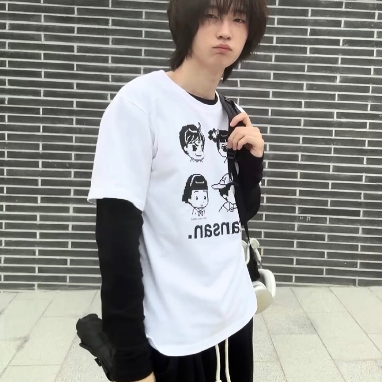 AMOU Molly One Tuck Bermuda Pants Black, Apple AirPods Max Lightning Silver (Korean Ver.) 착용 스타일 - 6