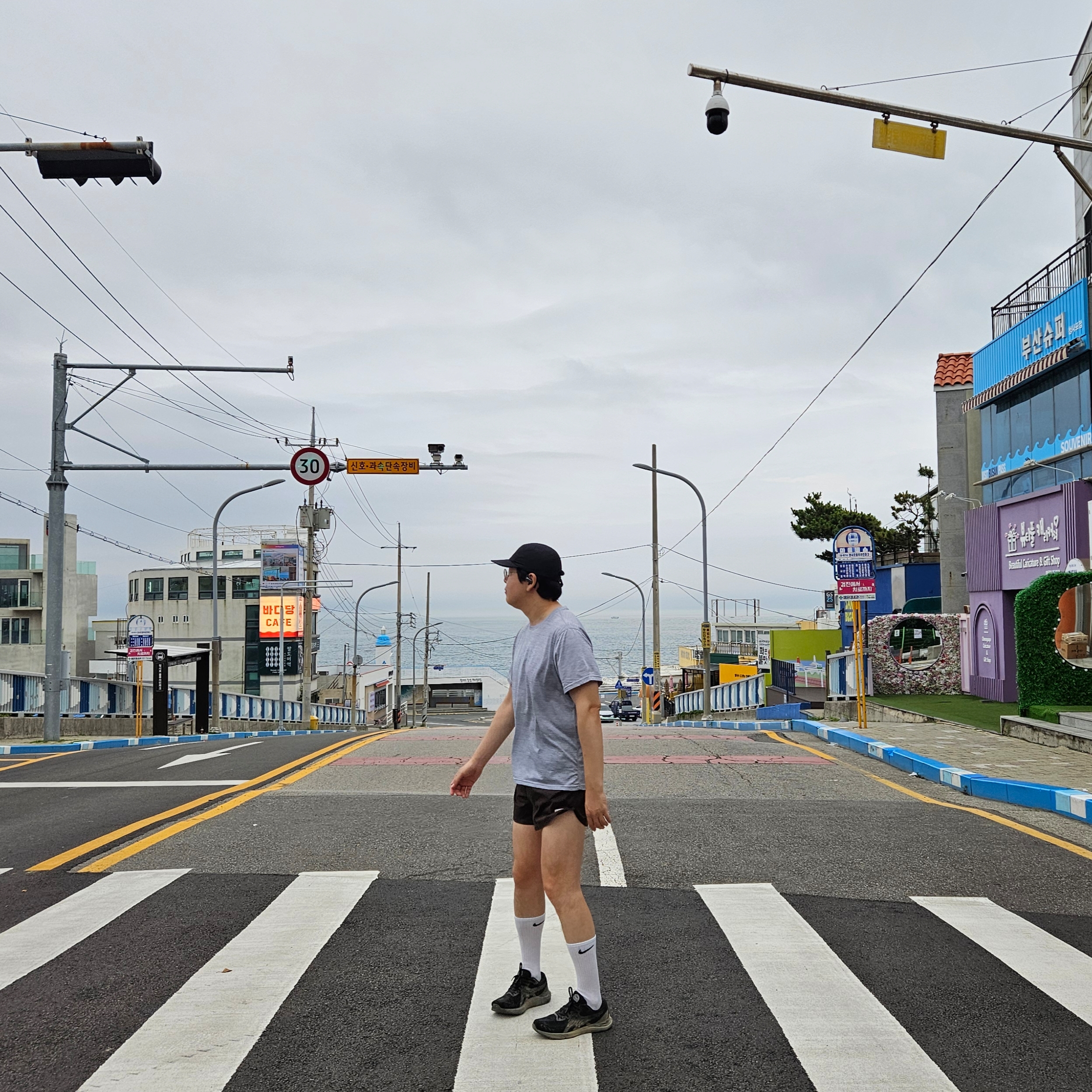[KREAM 단독] runwhither Classic 3inch Shorts Brown 착용 스타일