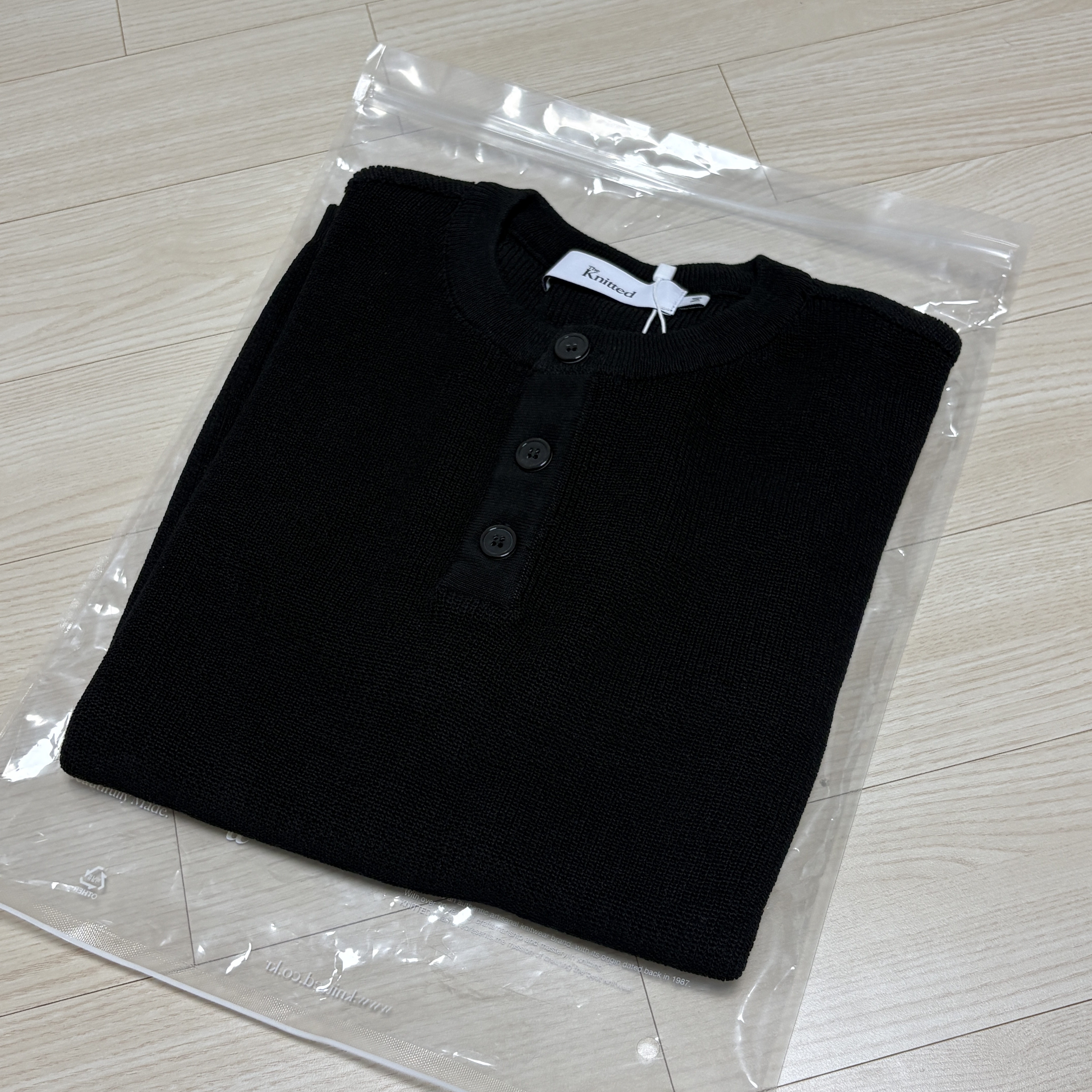 Knitted Coolever Henley Neck Half Sleeve Knit Black 착용 스타일 - 5