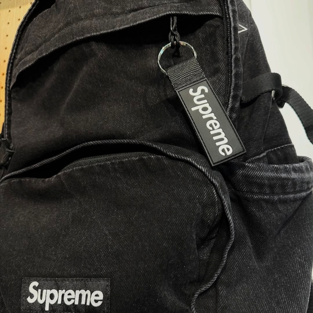 Supreme Webbing Keychain Black - 26SS 착용 스타일