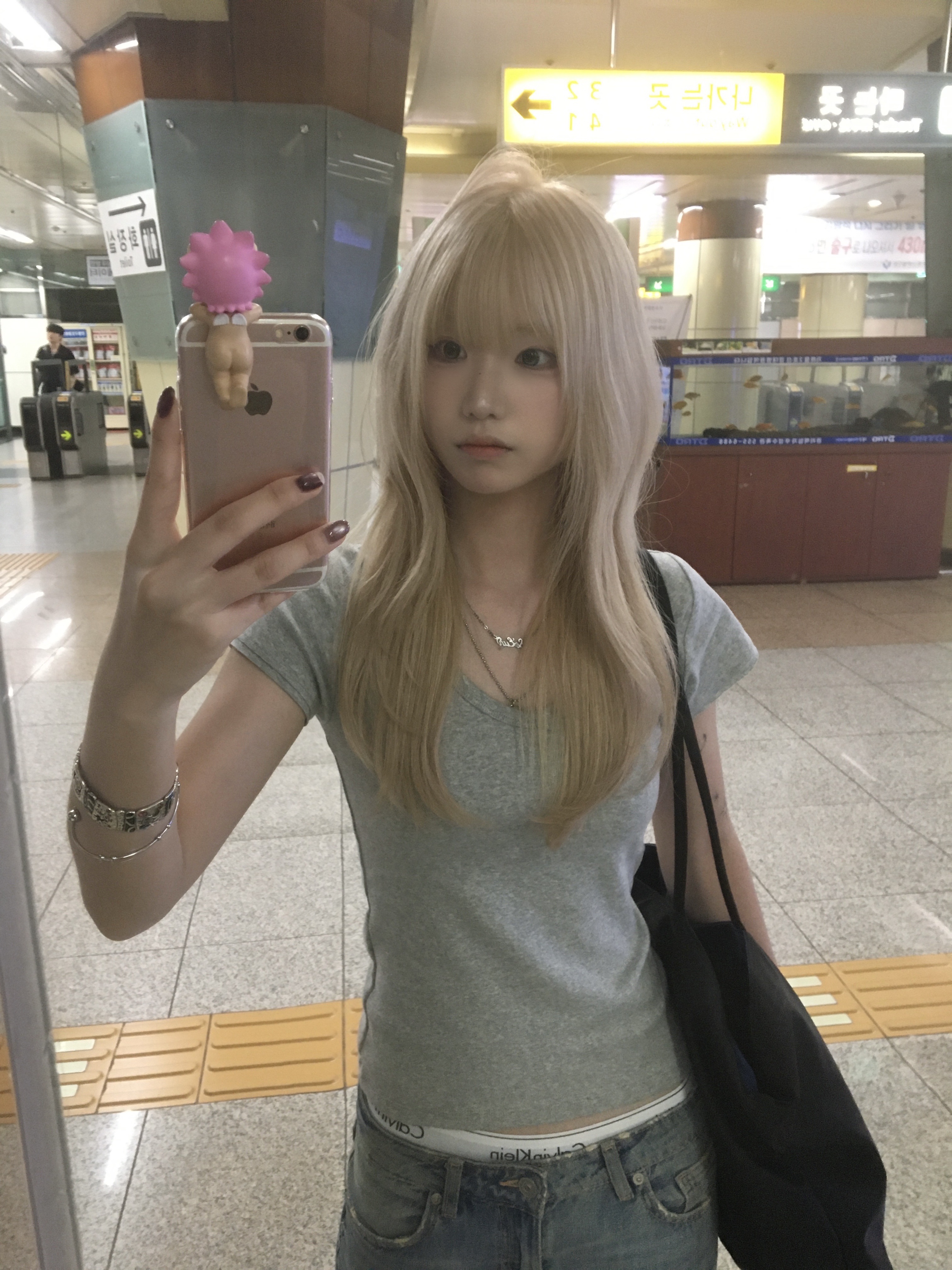 COYSEIO 038 Slim V-Neck T-Shirt Melange Grey 착용 스타일 - 1