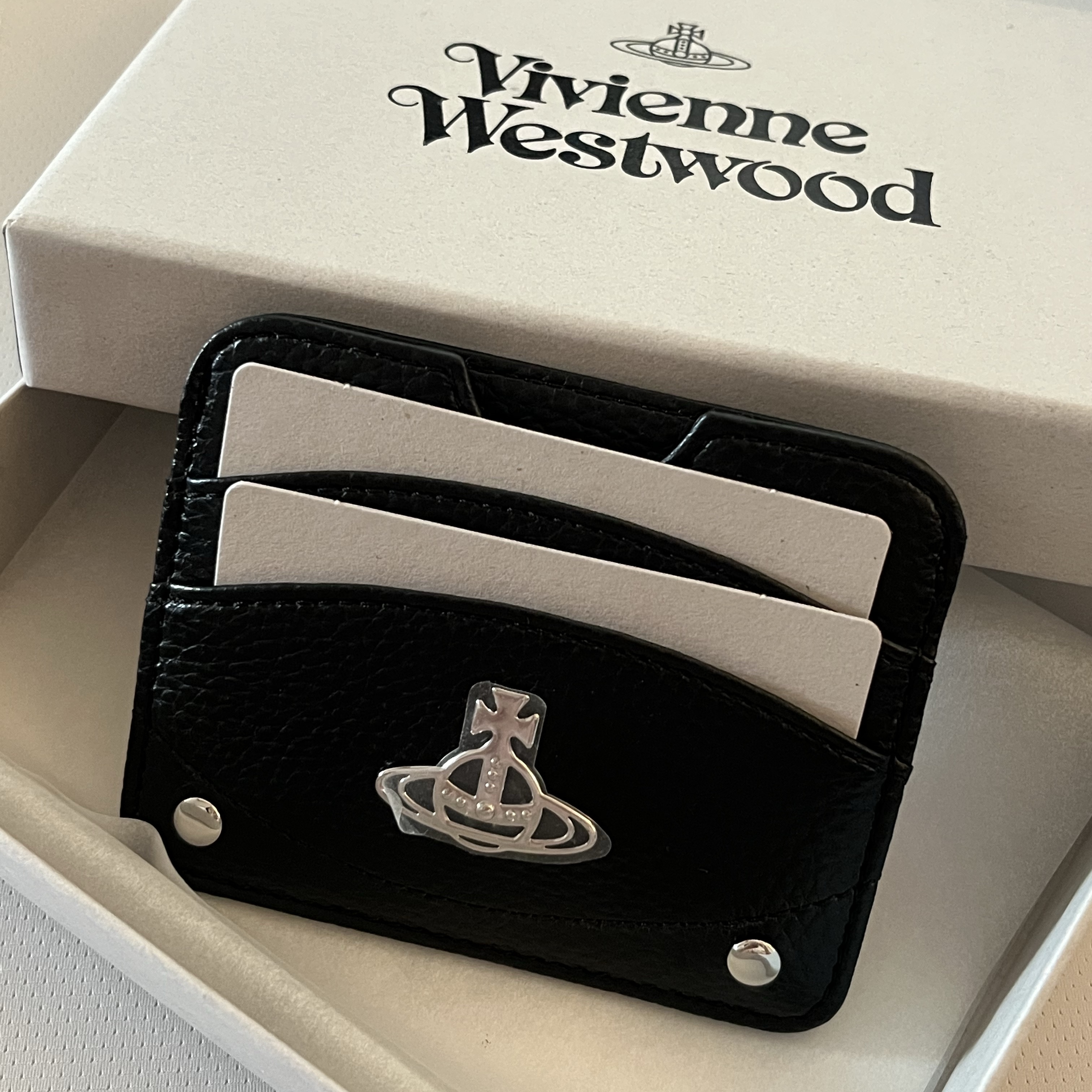 Vivienne Westwood Half Moon Card Holder Black 착용 스타일