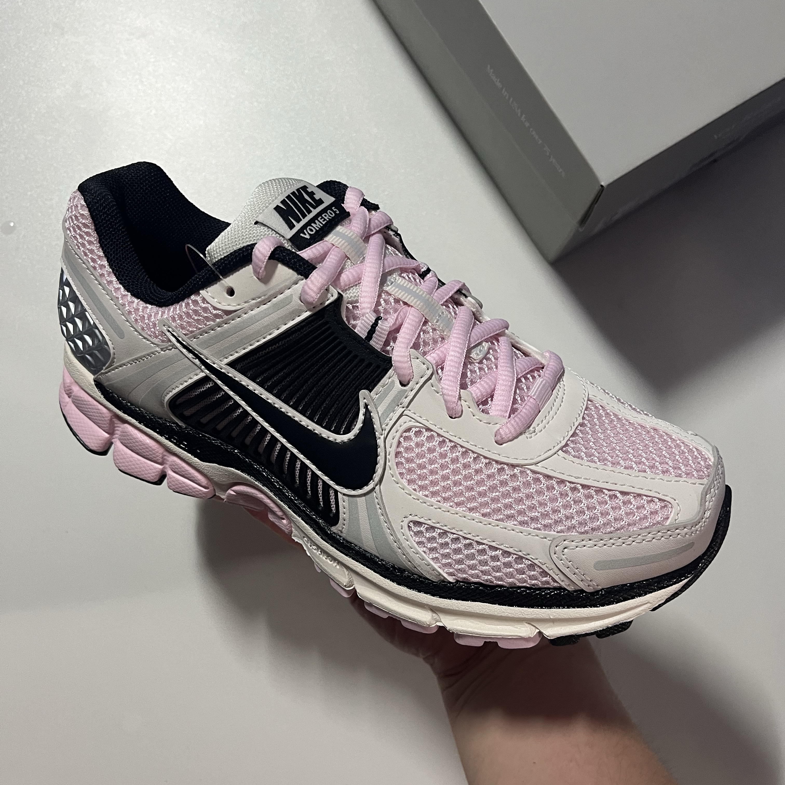 Nike Zoom Vomero 5 Photon Dust Gridiron, Nike Zoom Vomero 5 Pink Foam Phantom 착용 스타일 - 2